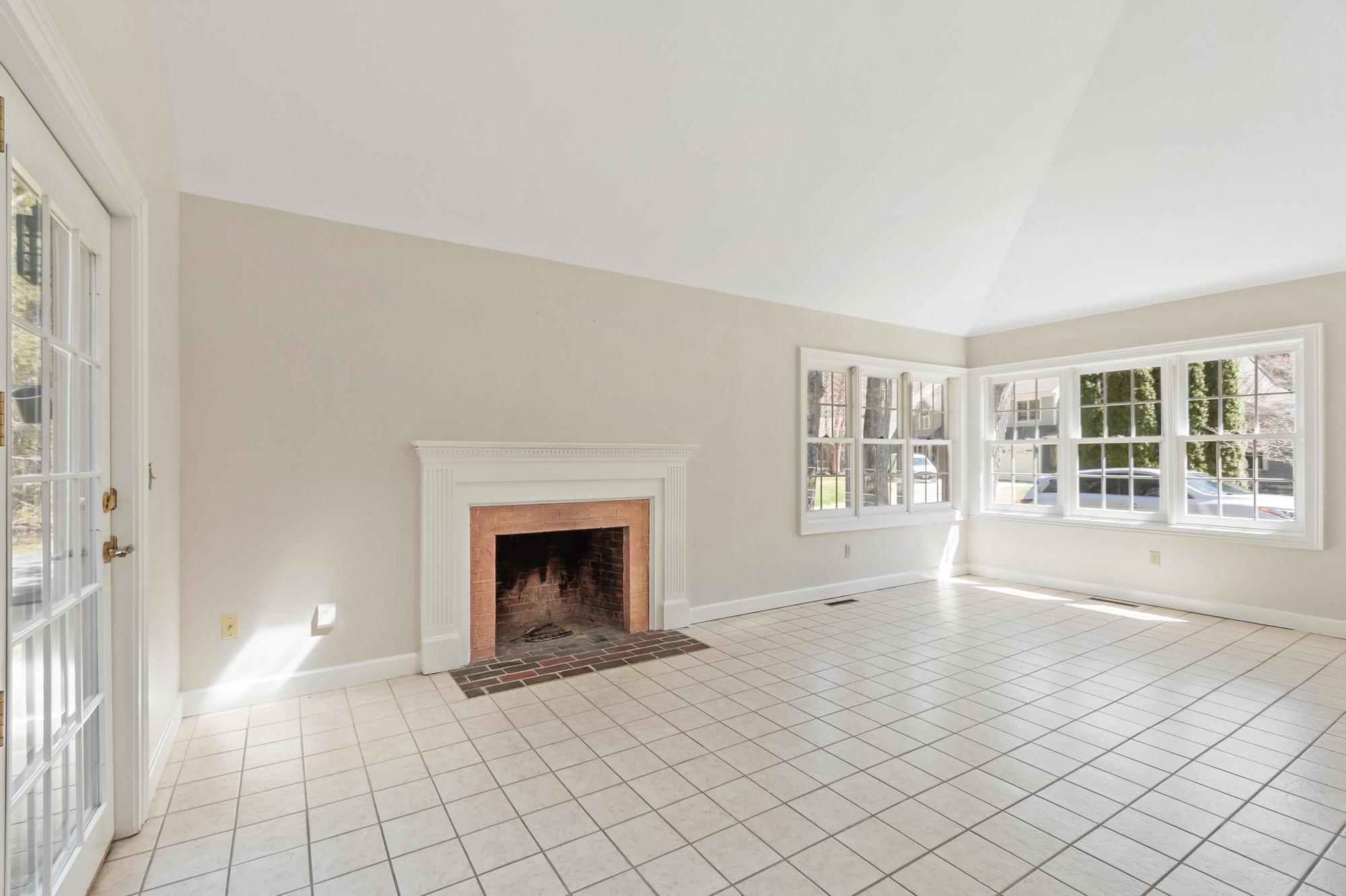 21 Peninsula Dr, Stratham, NH 03885