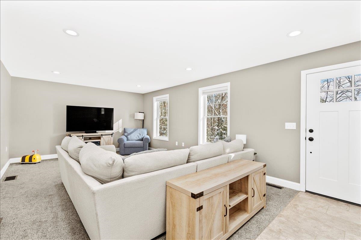 29 3rd St, Windham, NH 03087