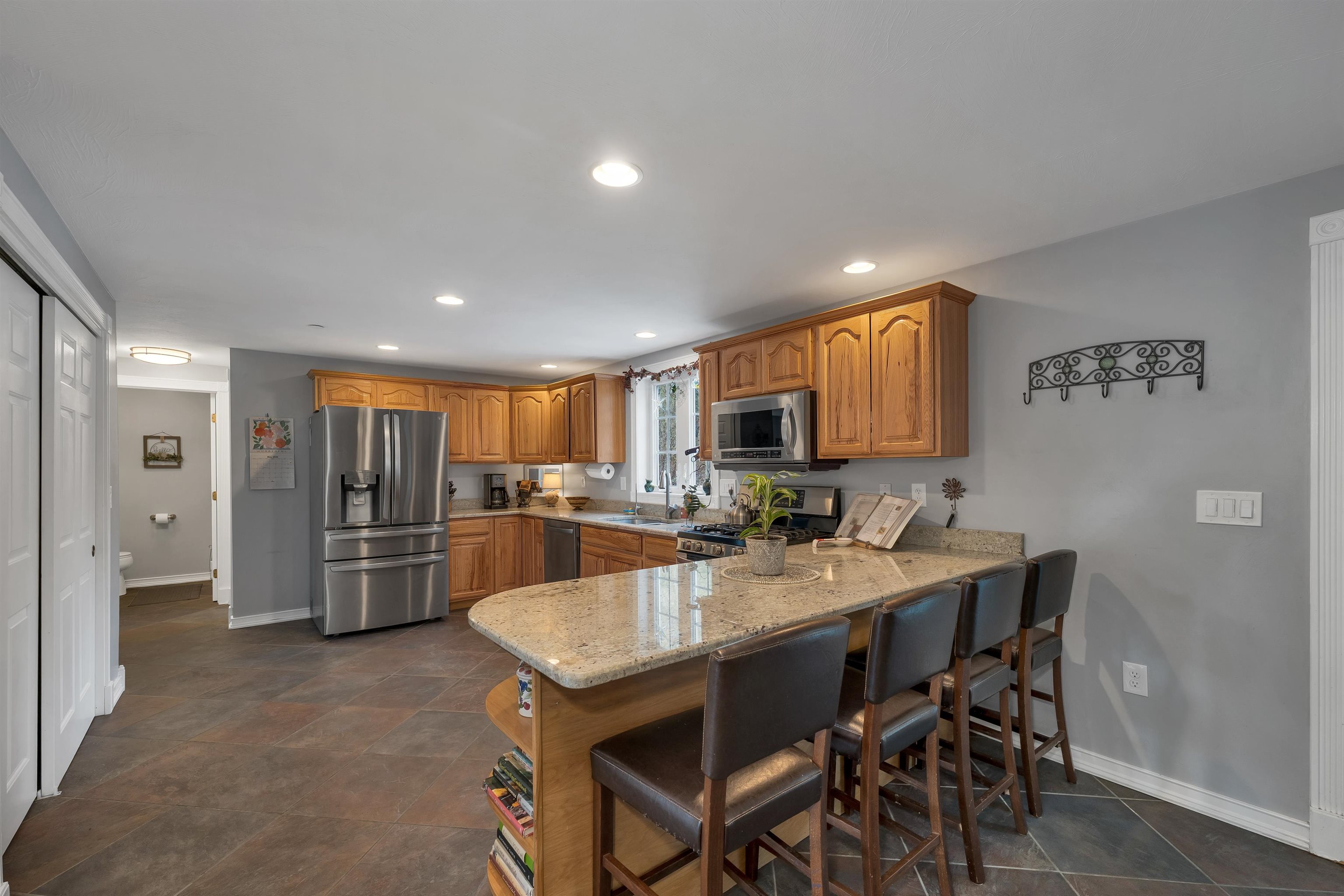 71 Auburn Rd, Hooksett, NH 03106