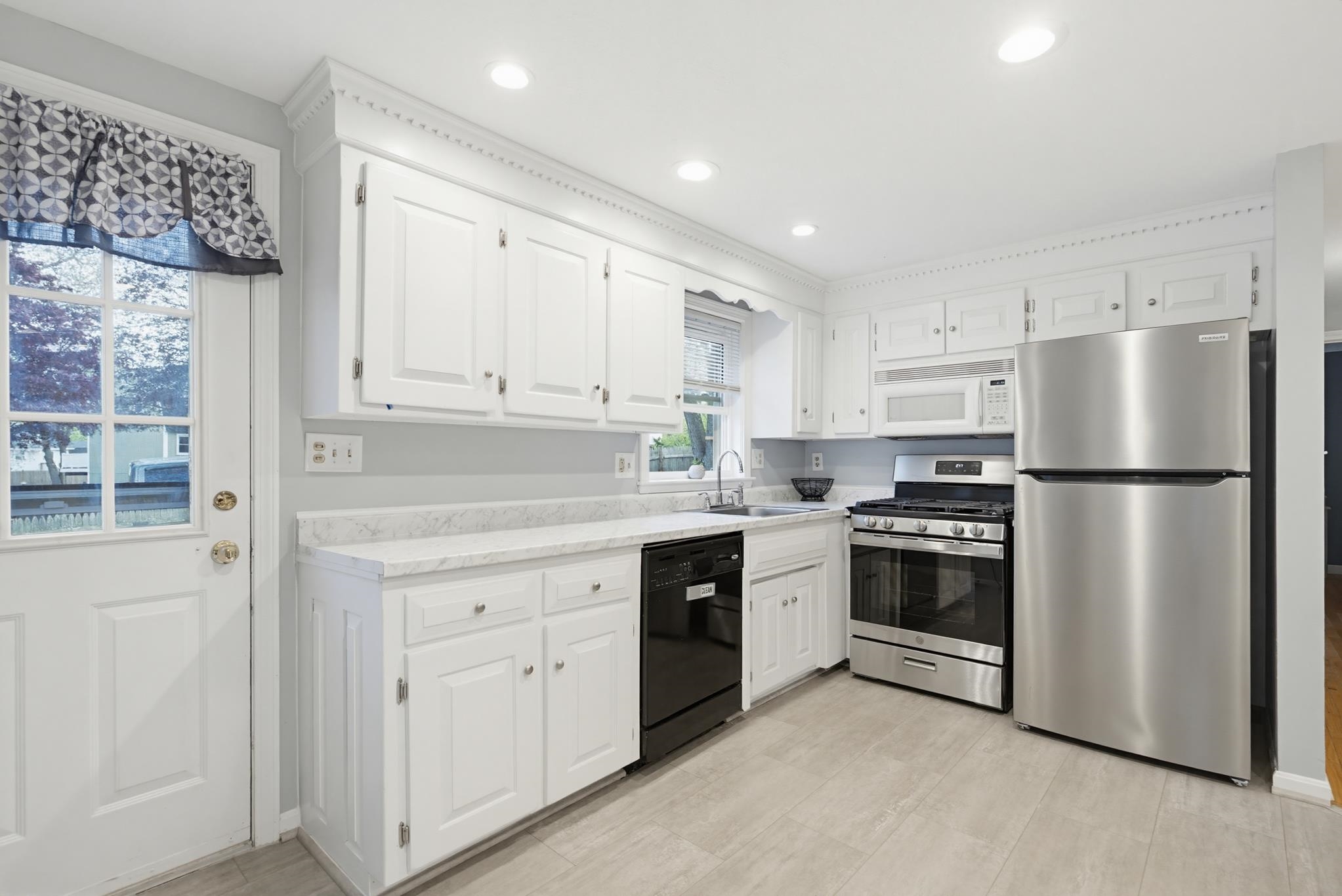 11 Custom St, Nashua, NH 03062