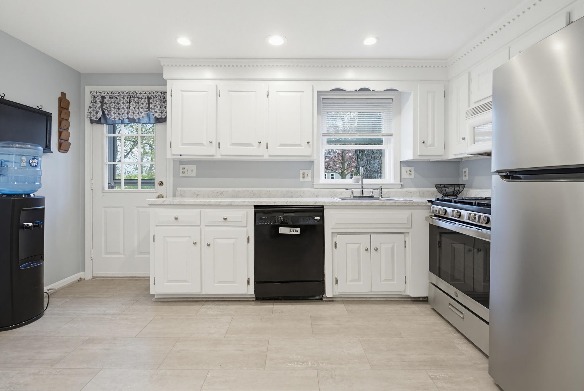 11 Custom St, Nashua, NH 03062