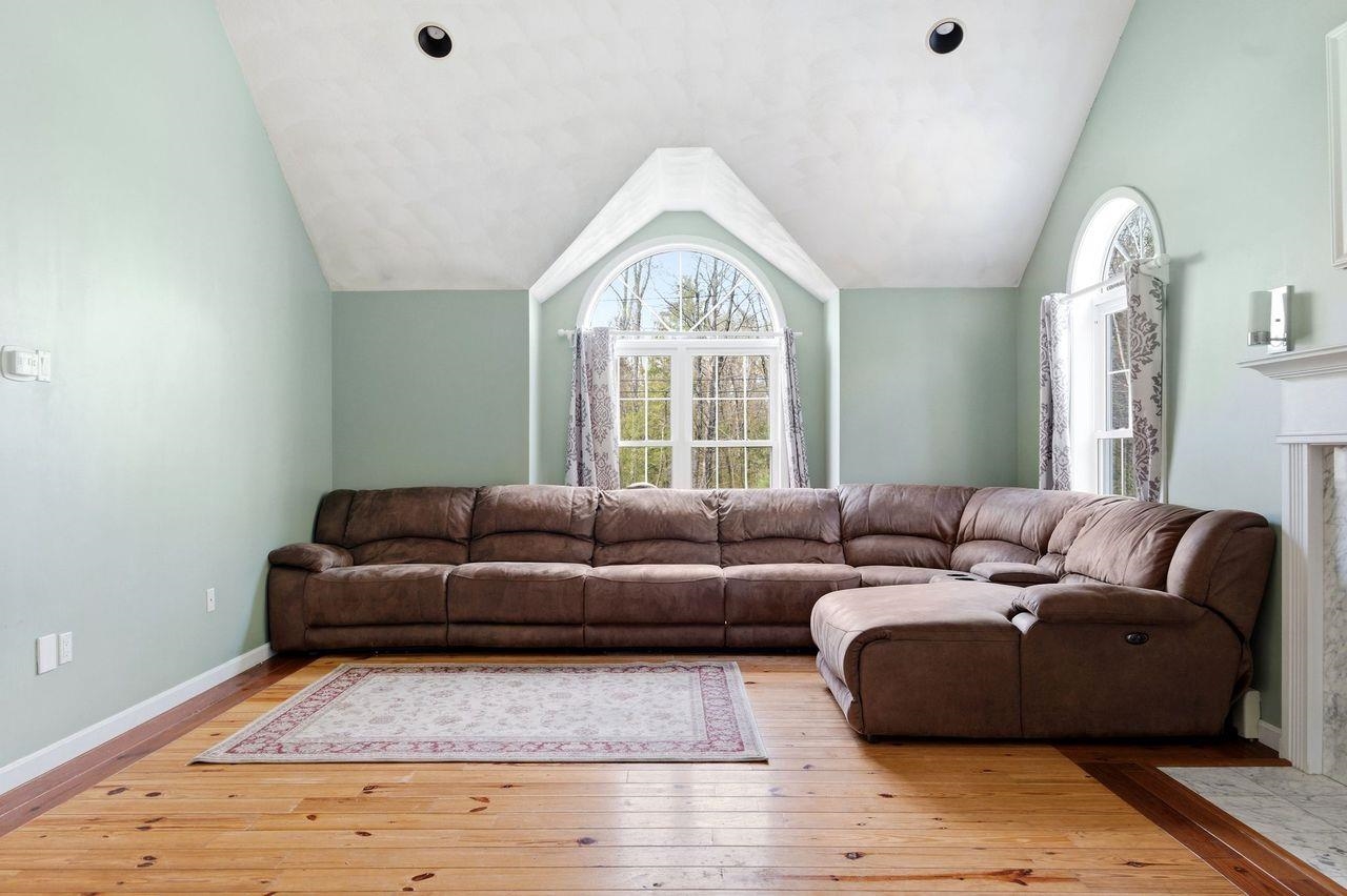 57 Compromise Ln, Sandown, NH 03873