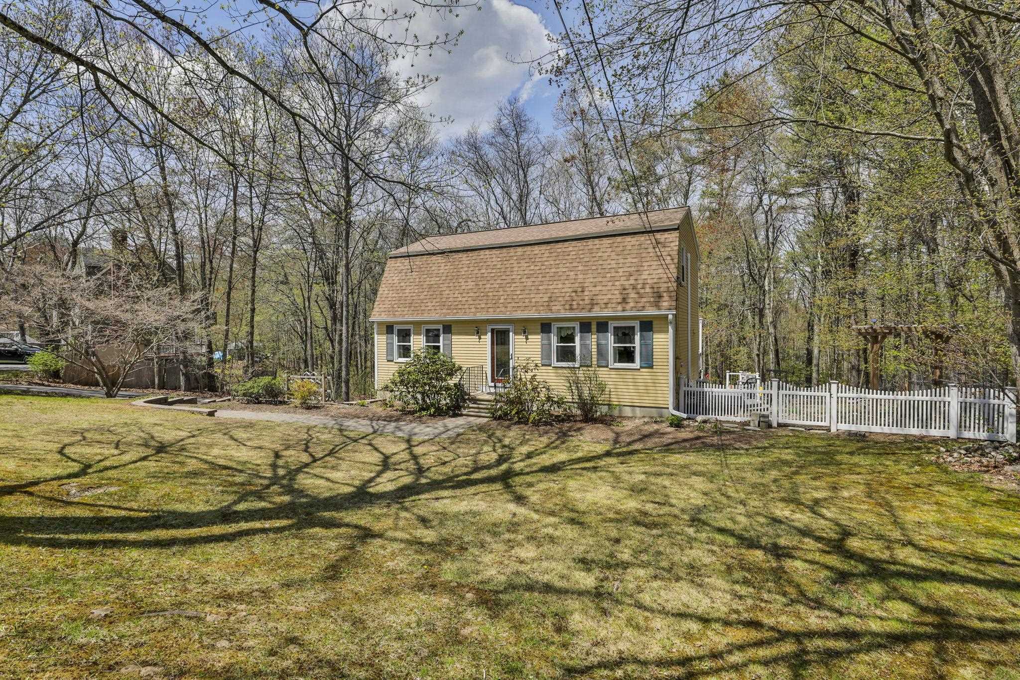 9 Lund Dr, Hudson, NH 03051