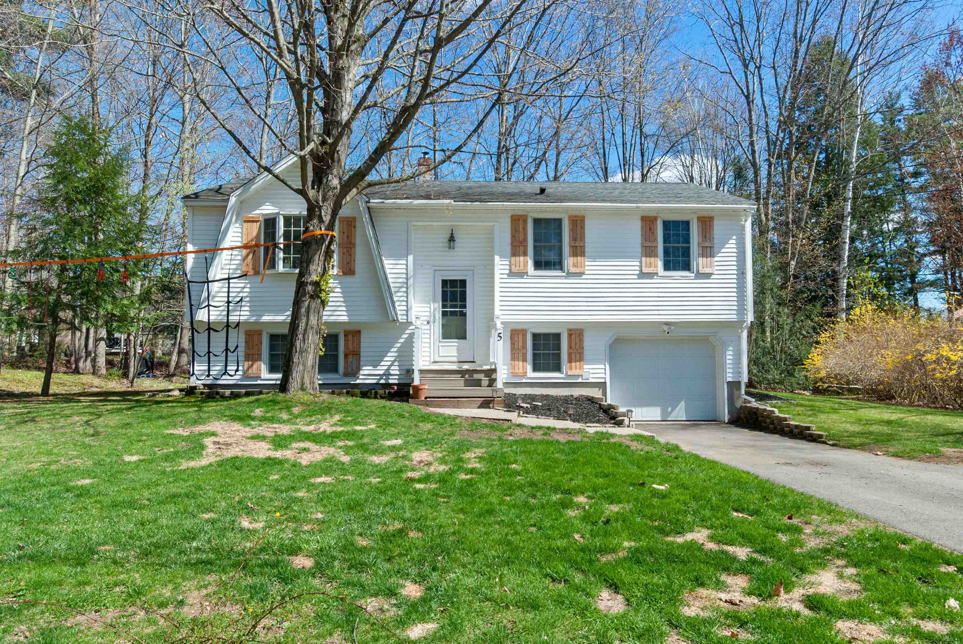 5 Sprucewood Dr, Rochester, NH 03867