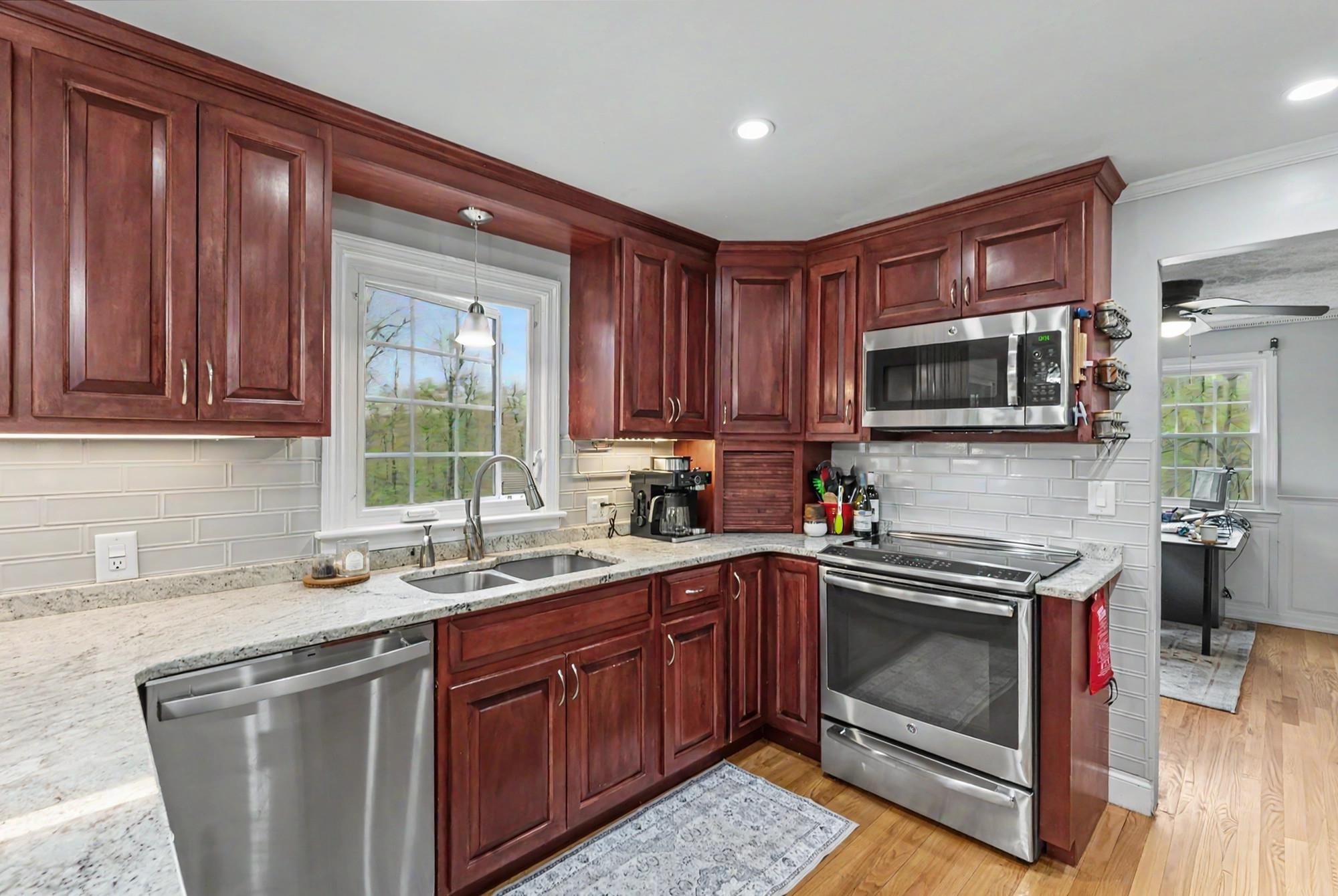 29 Old Sawmill Rd, Bedford, NH 03110