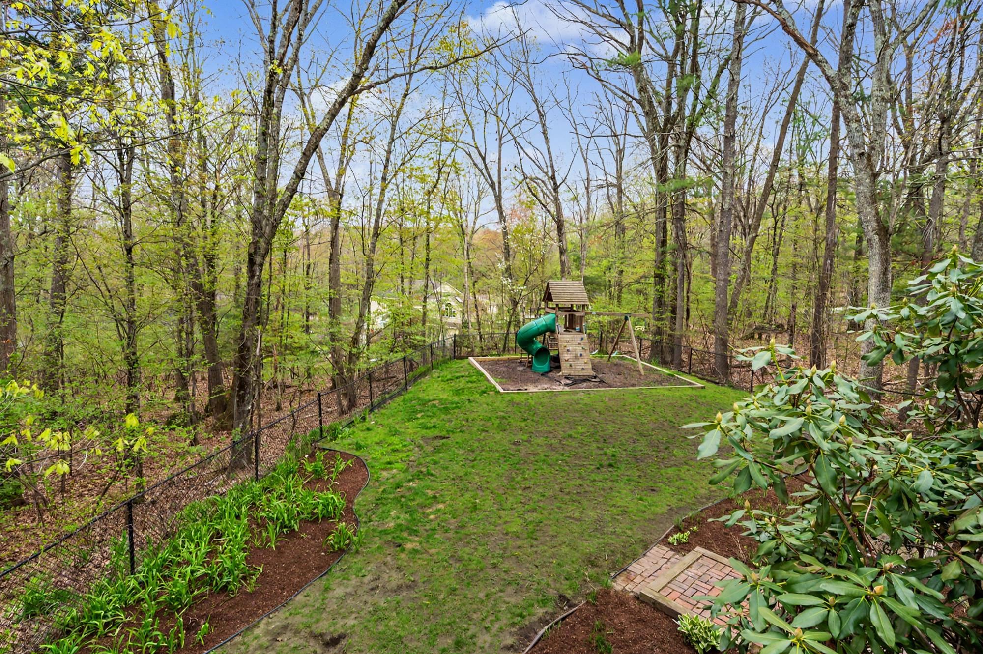 29 Old Sawmill Rd, Bedford, NH 03110