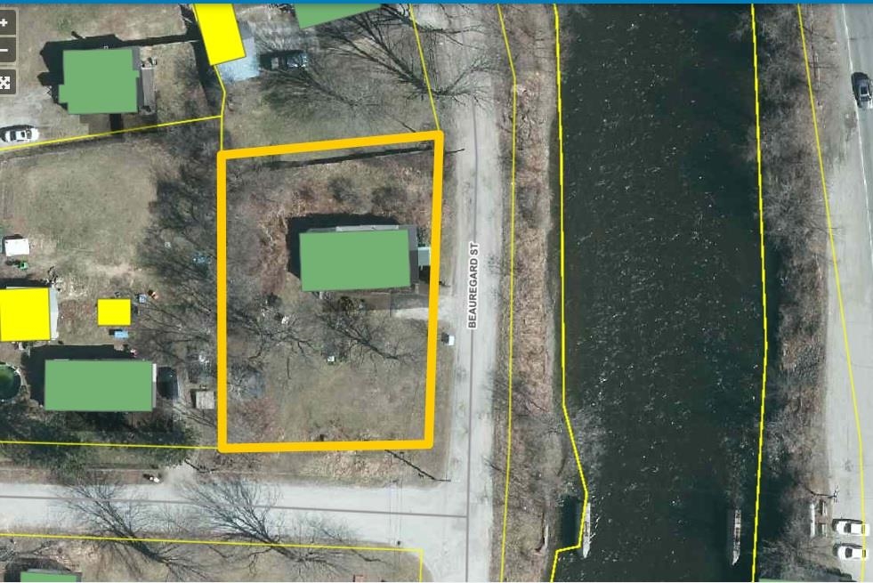 24 Beauregard St, Claremont, NH 03743