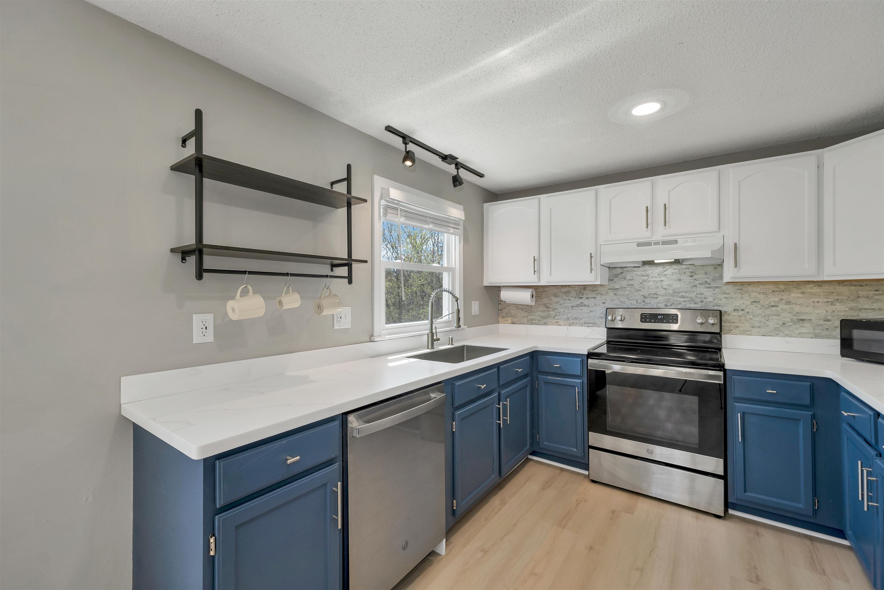 5 Richardson Rd, Derry, NH 03038