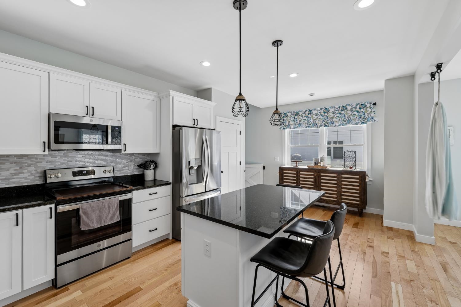50 Clover Ln, Londonderry, NH 03053