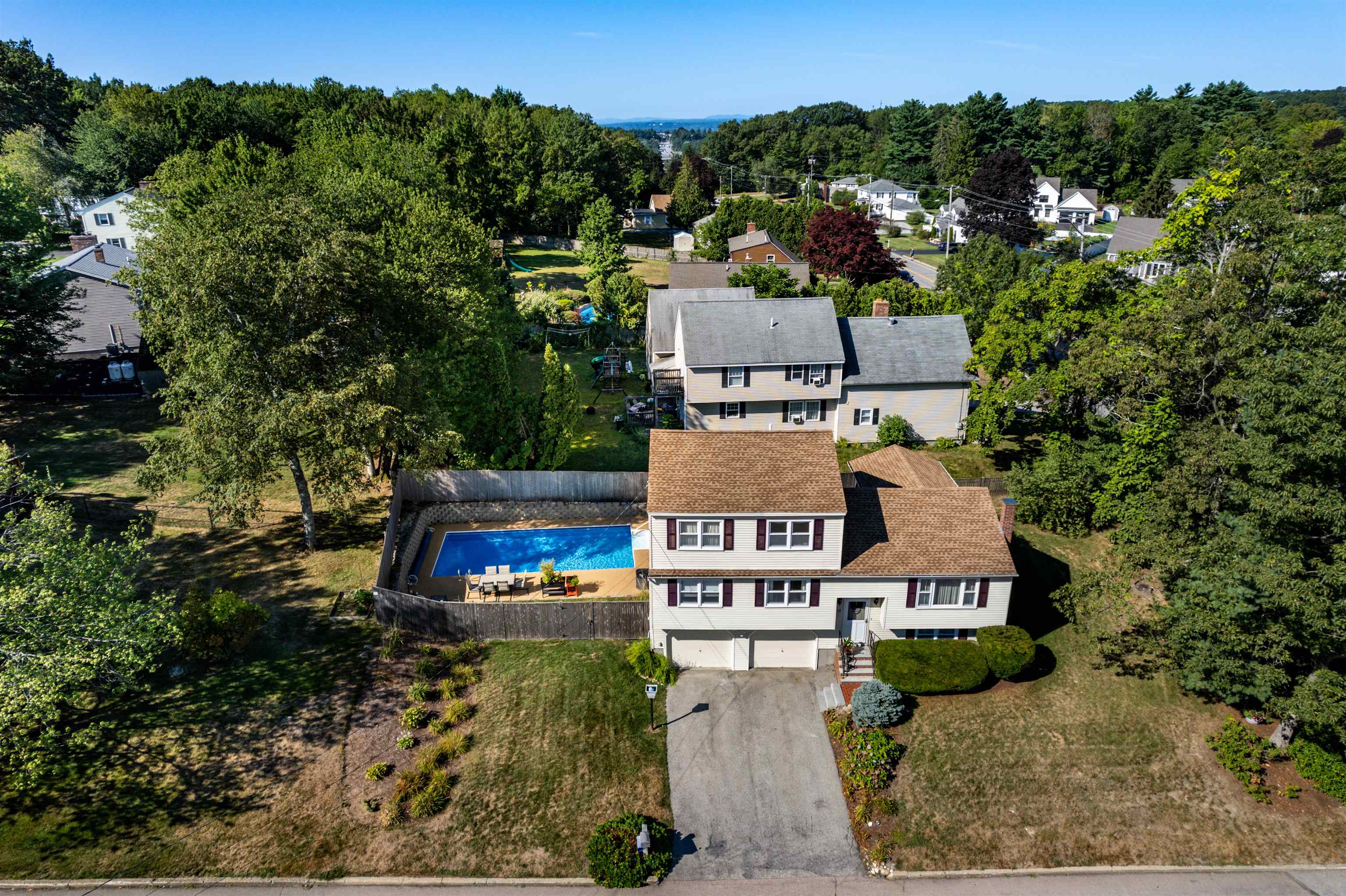 15 Lindstrom Ln, Manchester, NH 03104