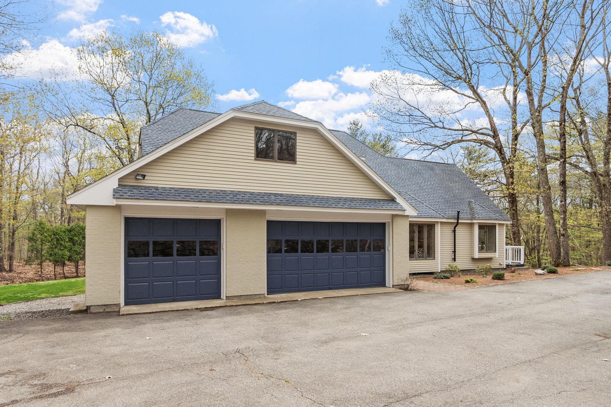 17 Stone Pound Ln, Atkinson, NH 03811-2260