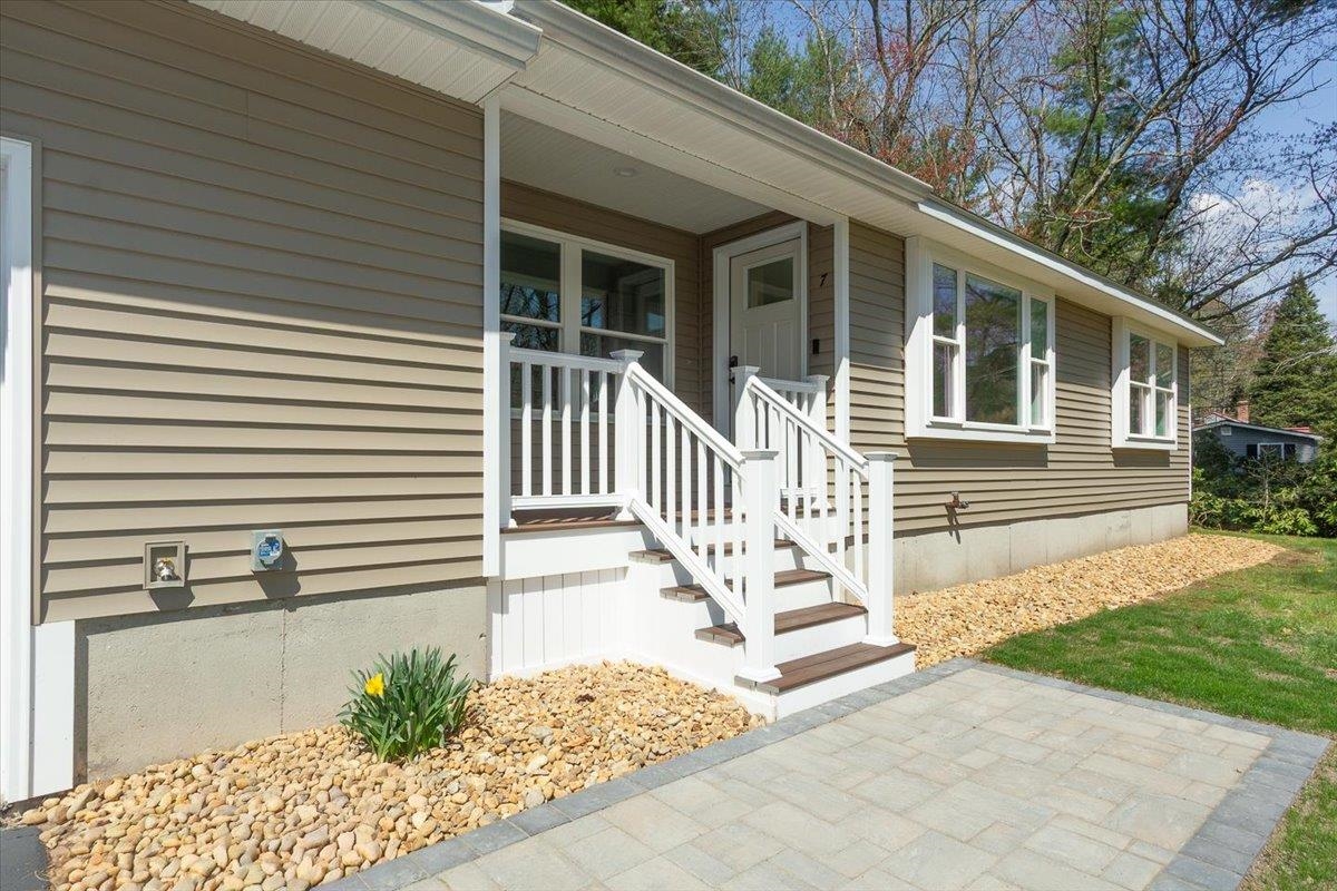7 Ermer Rd, Derry, NH 03038