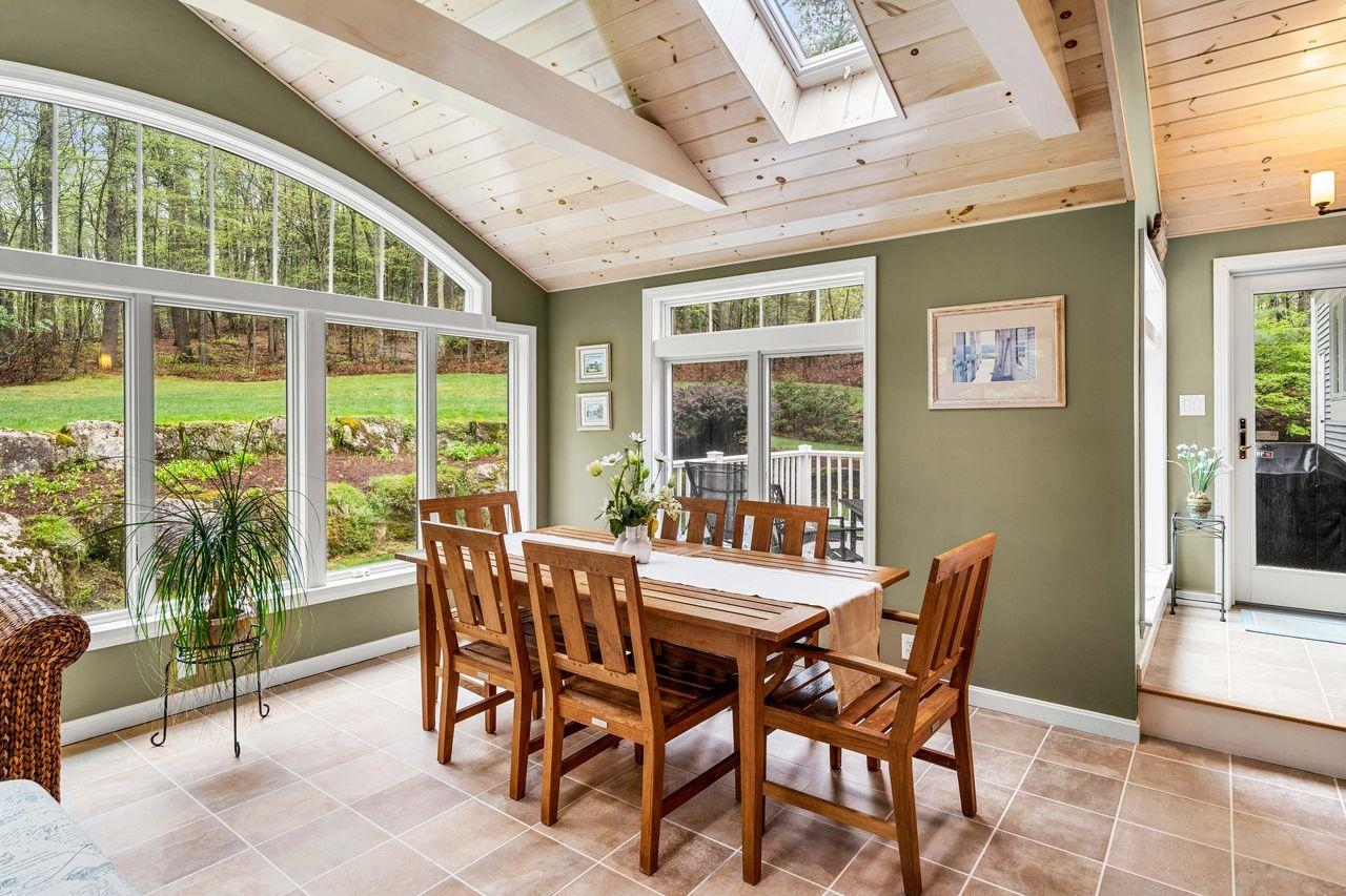46 Veronica Dr, Bedford, NH 03110