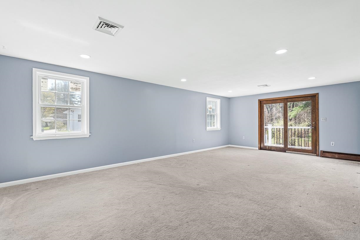 6 Happy Ln, Londonderry, NH 03053