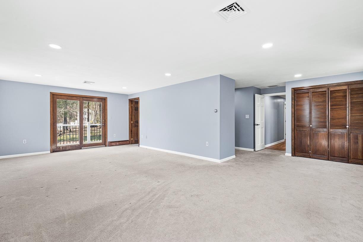 6 Happy Ln, Londonderry, NH 03053