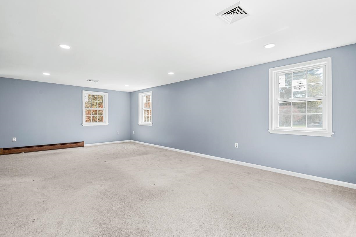 6 Happy Ln, Londonderry, NH 03053