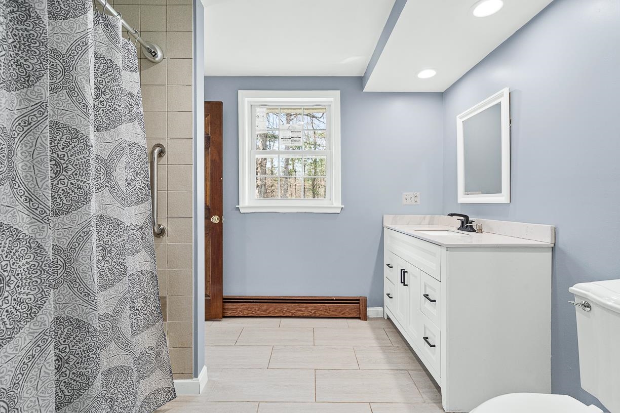 6 Happy Ln, Londonderry, NH 03053