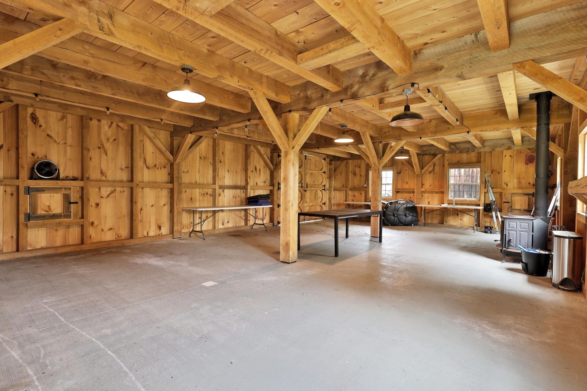 Interior barn 25194098