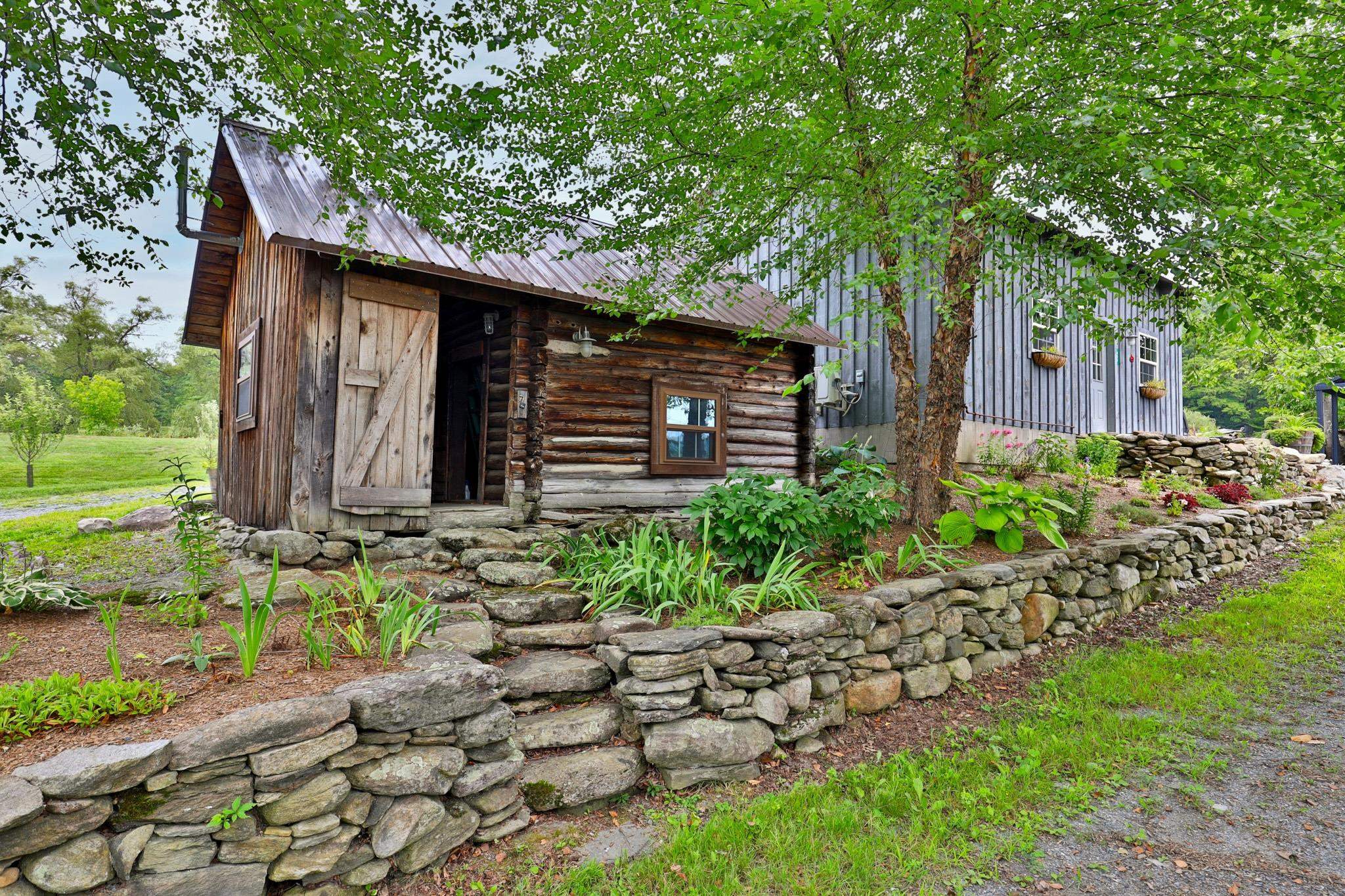 Old log shed 25194099