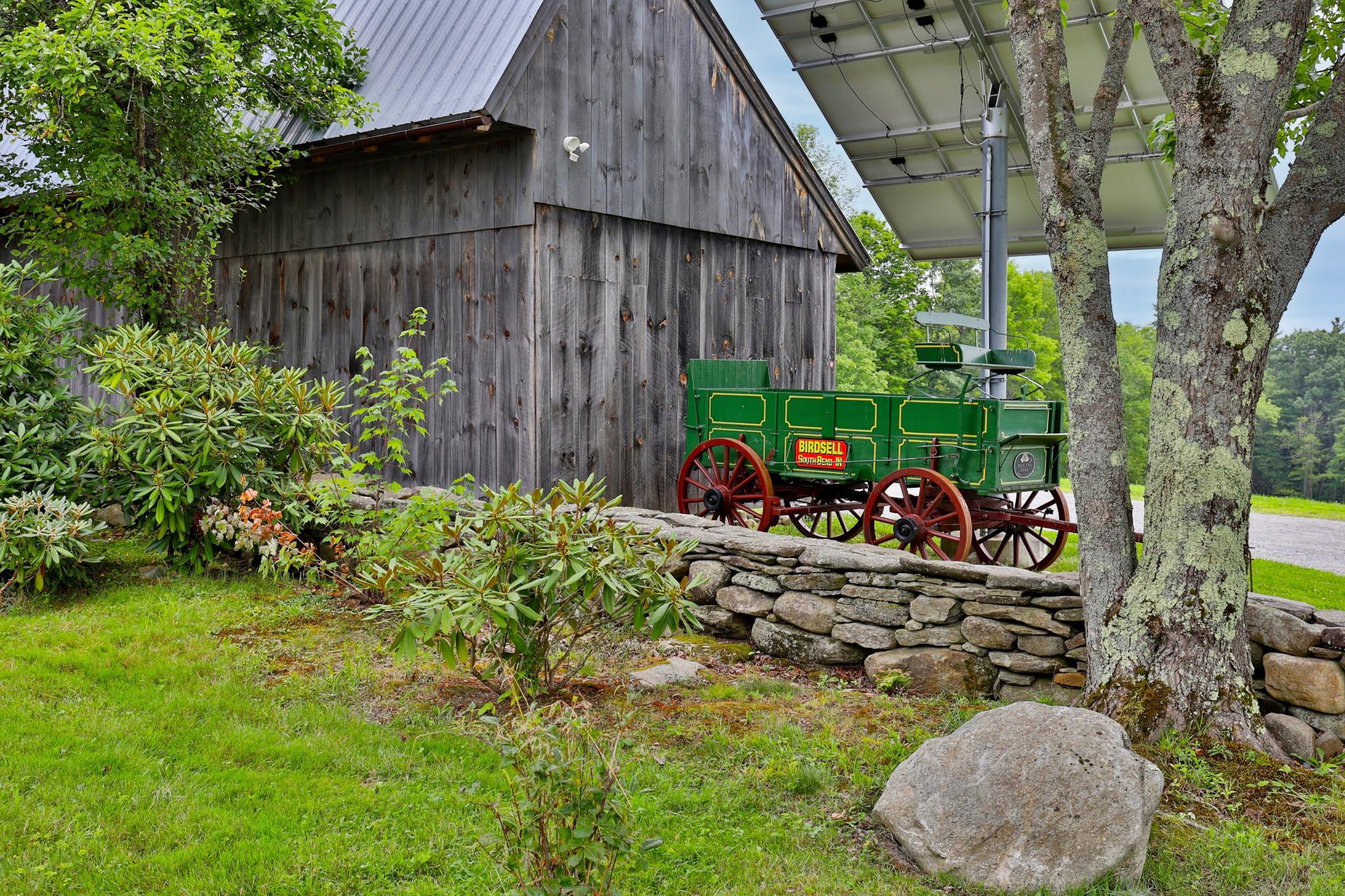 Equipment barn/shop 25194100