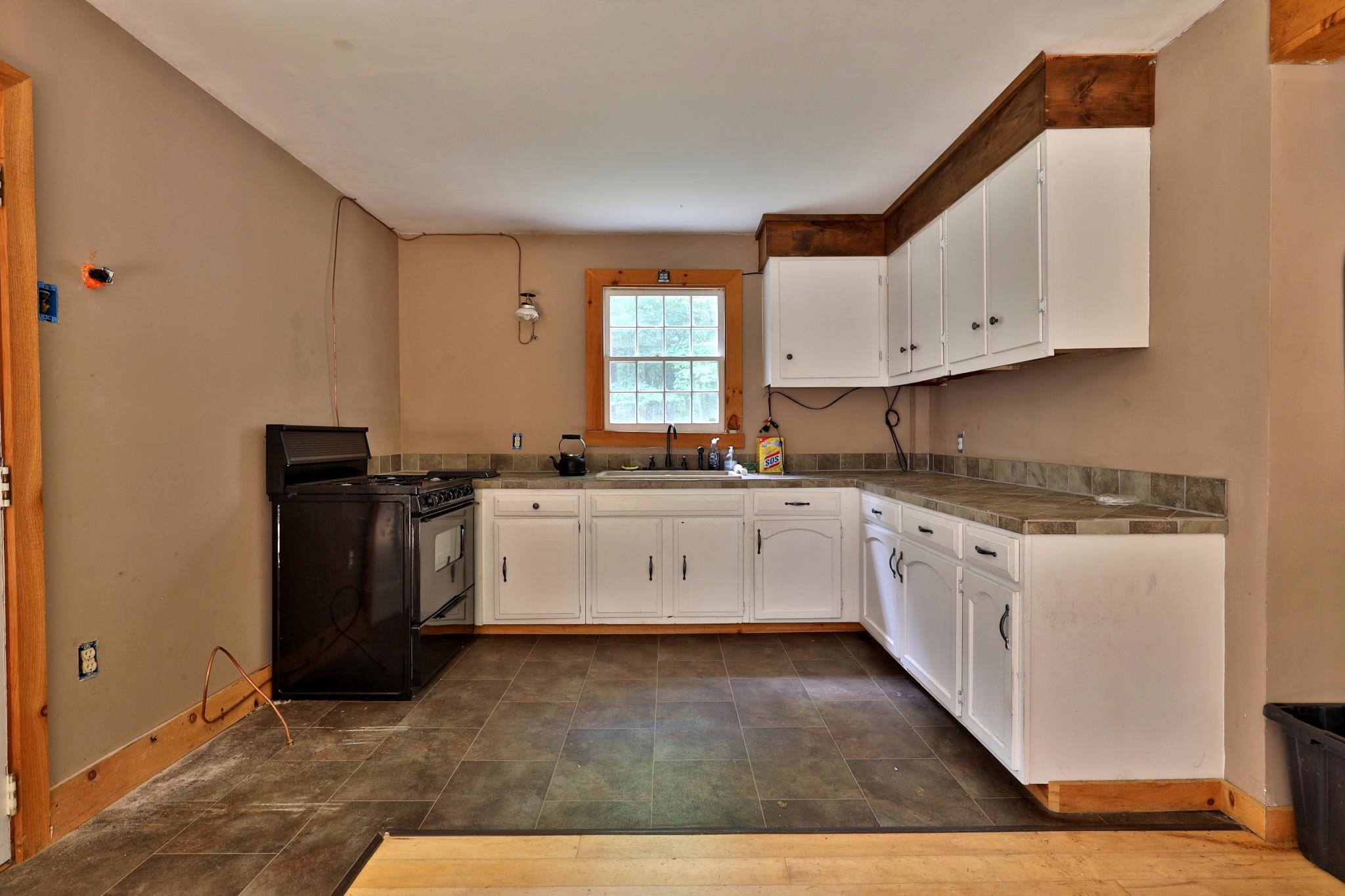 Cabin kitchen 25194116