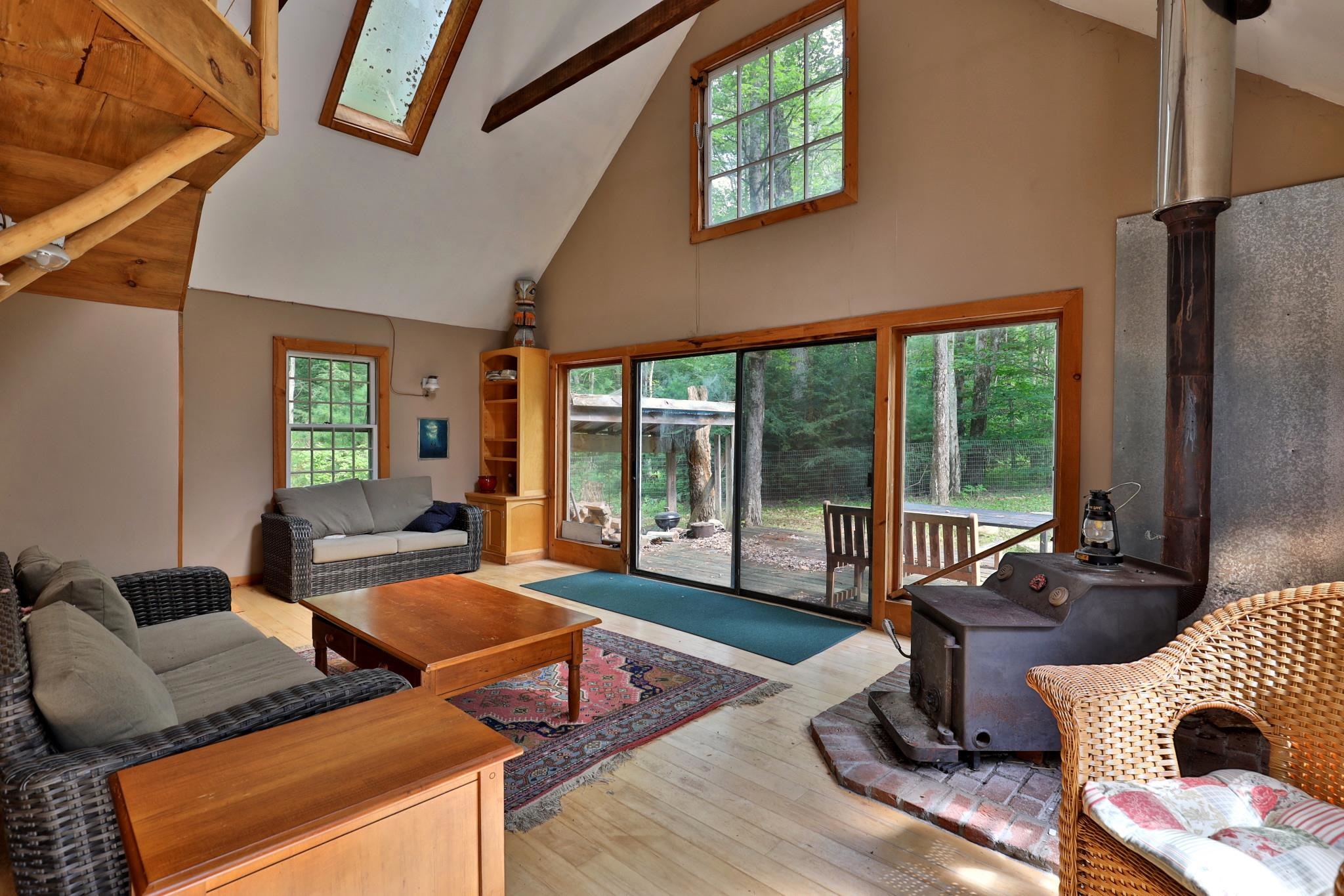 Cabin living area 25194120