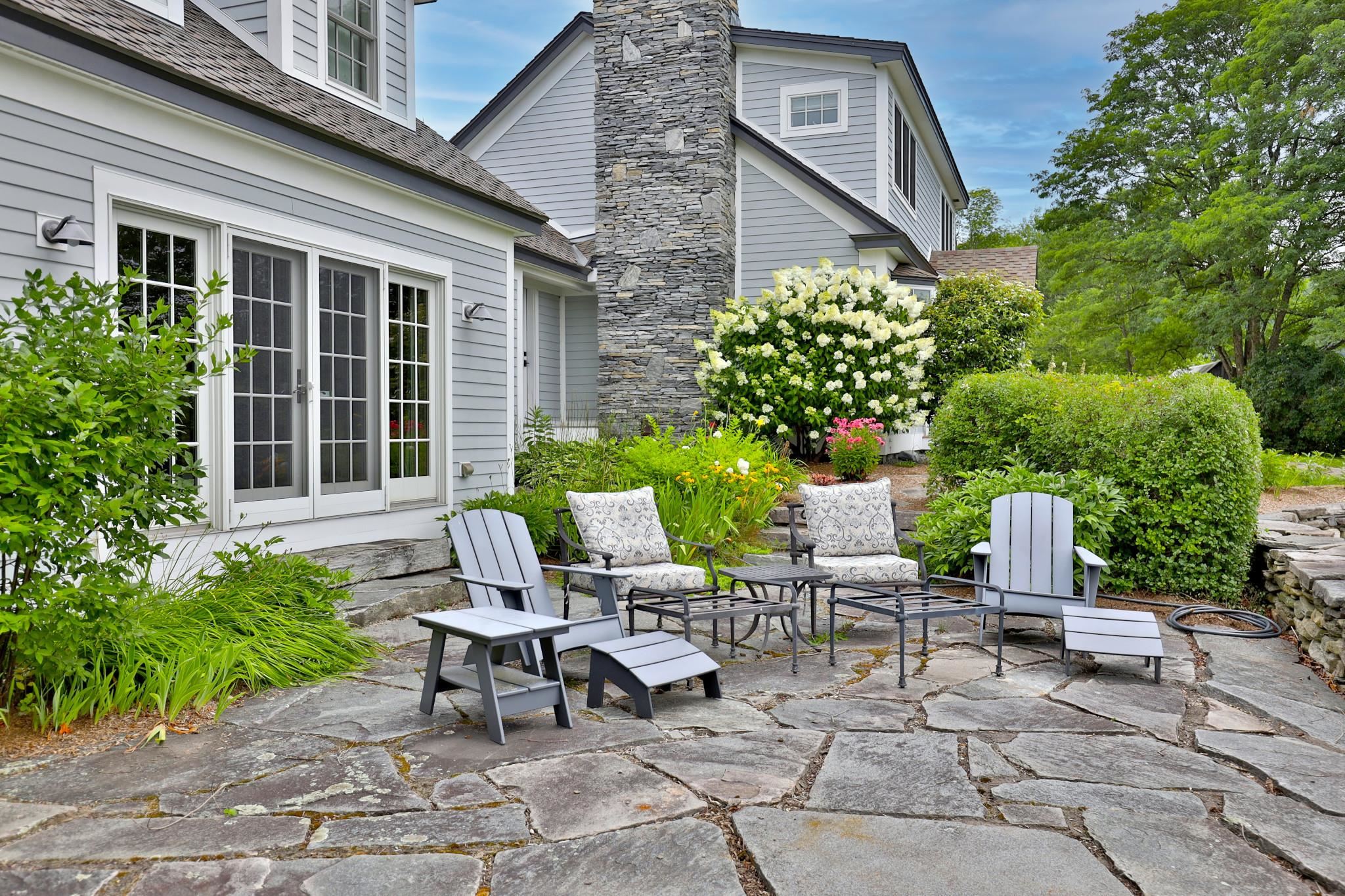Front patio 25195444