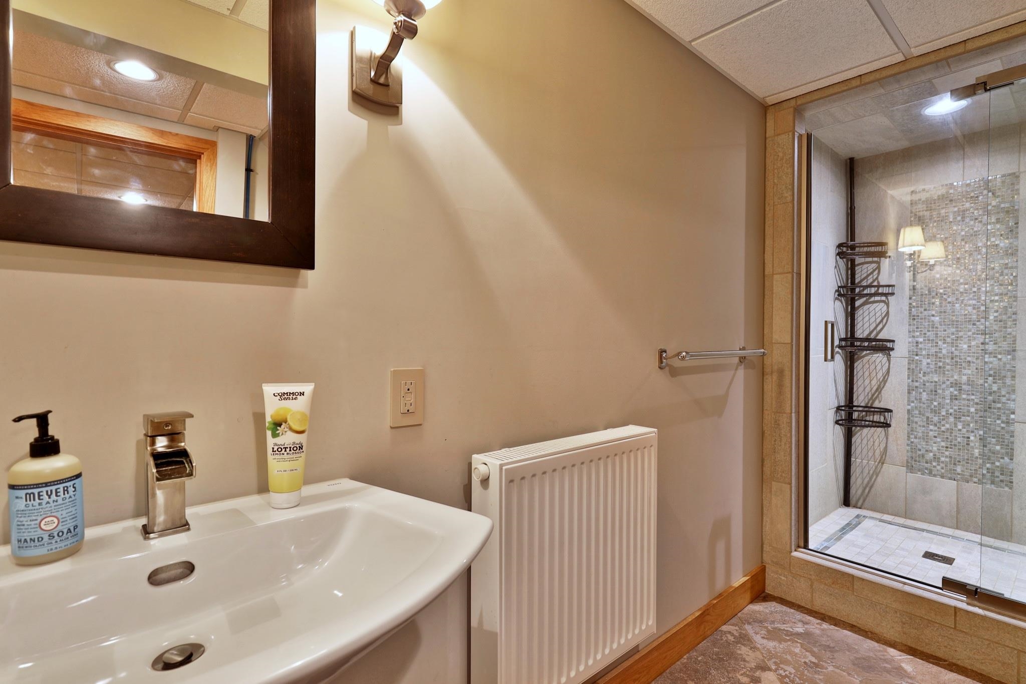 Lower level bath 25195301