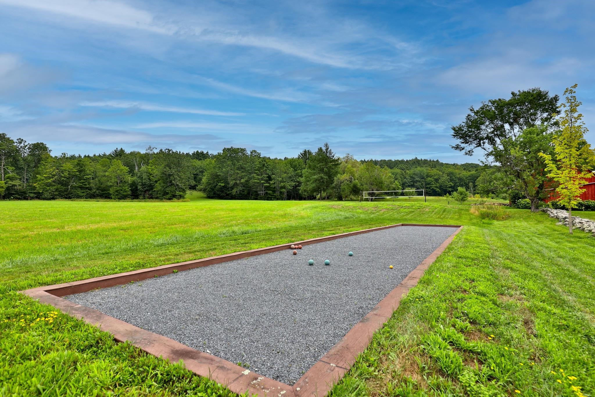 Bocce court 25195305