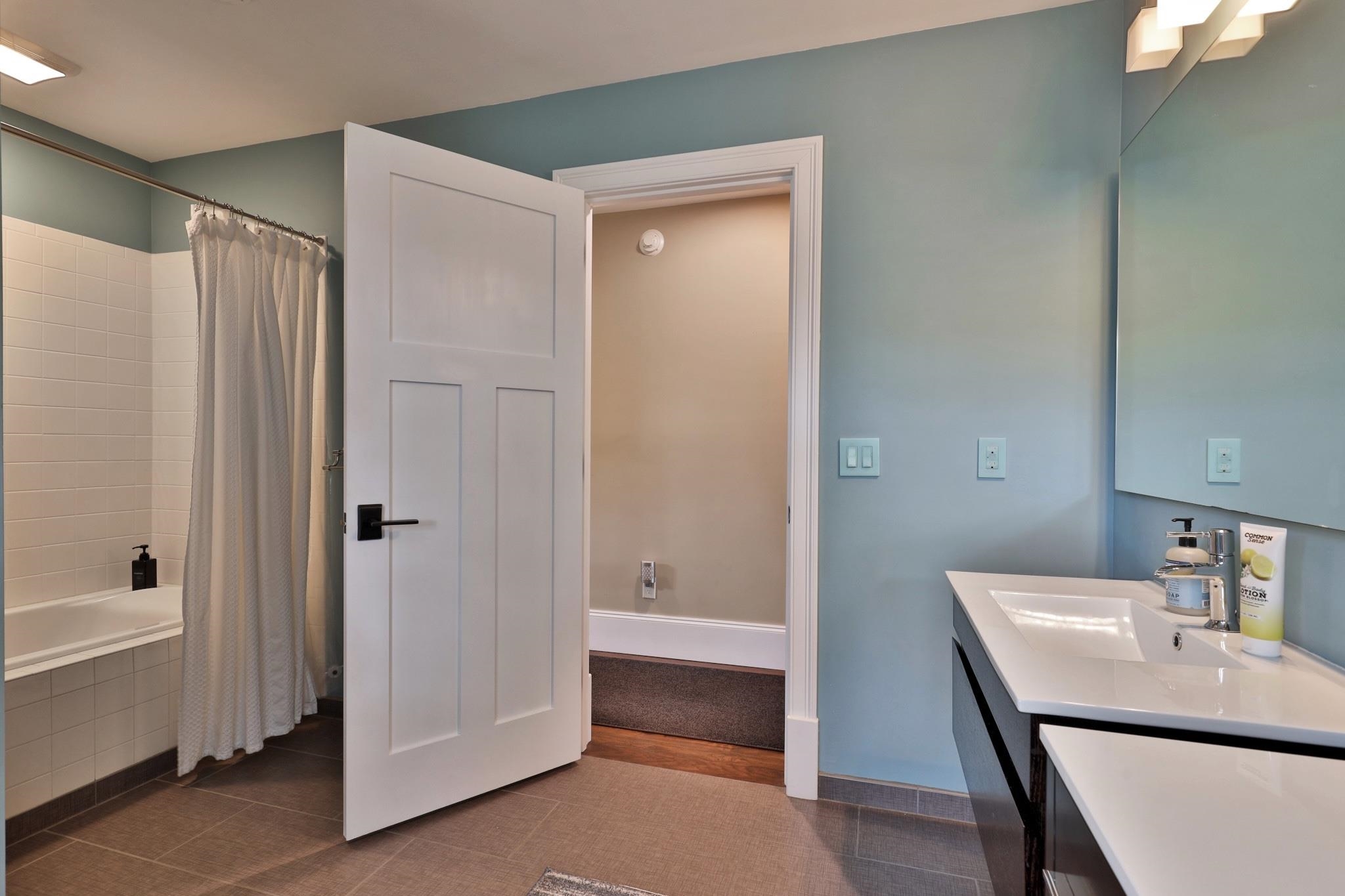 Second floor full bath 25195307