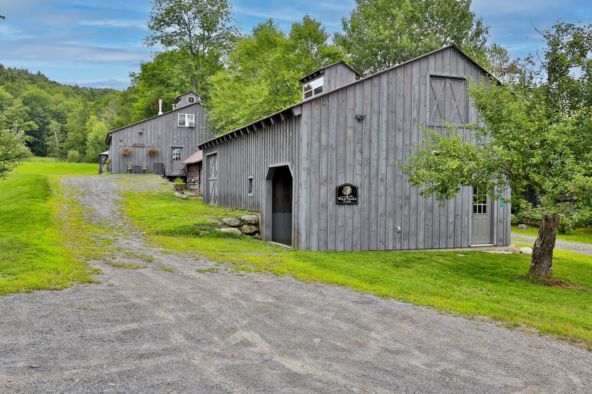 Post and beam barn 25195317