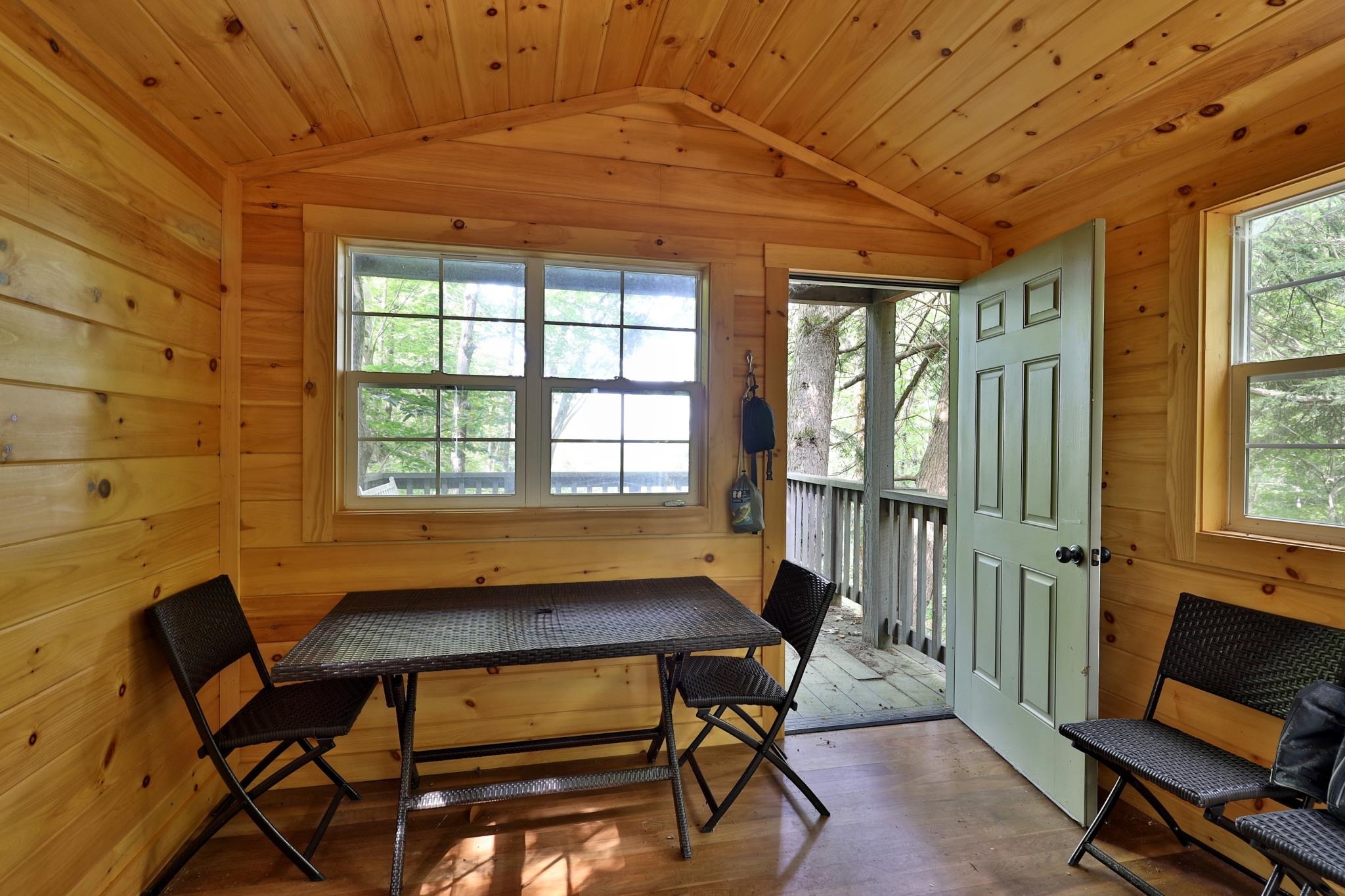 Treehouse with deck and wood stove 25195333