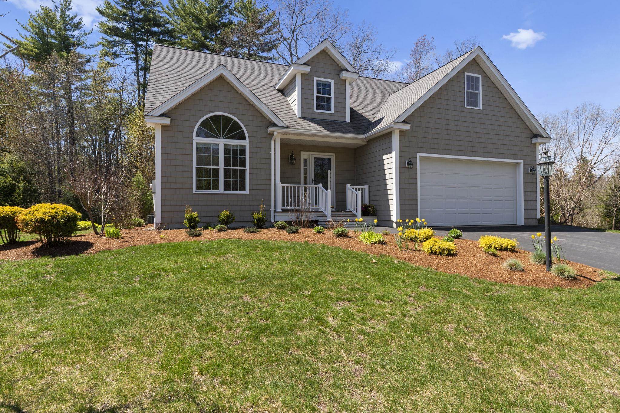 28 Green Vale Dr, Stratham, NH 03885