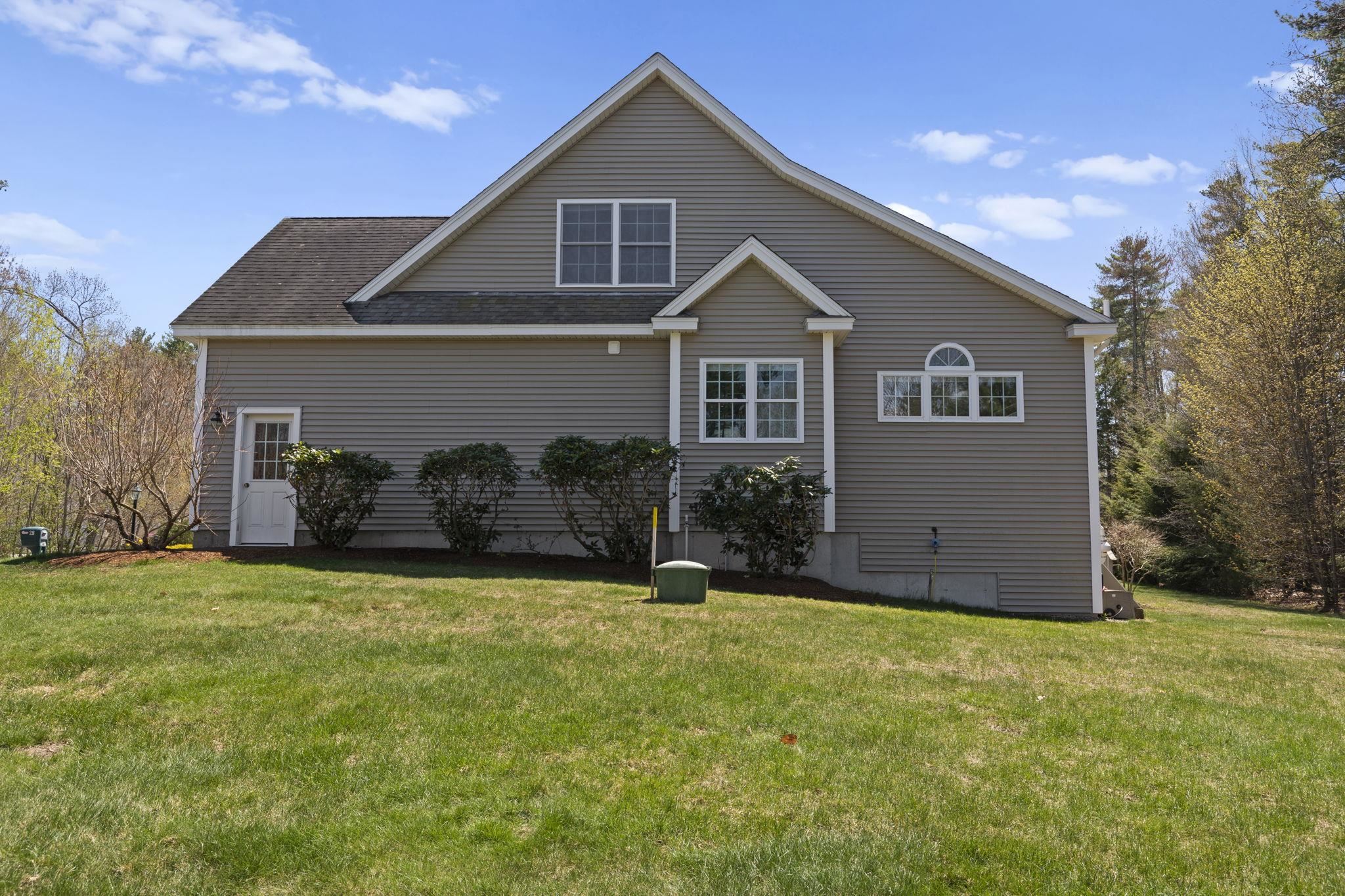 28 Green Vale Dr, Stratham, NH 03885