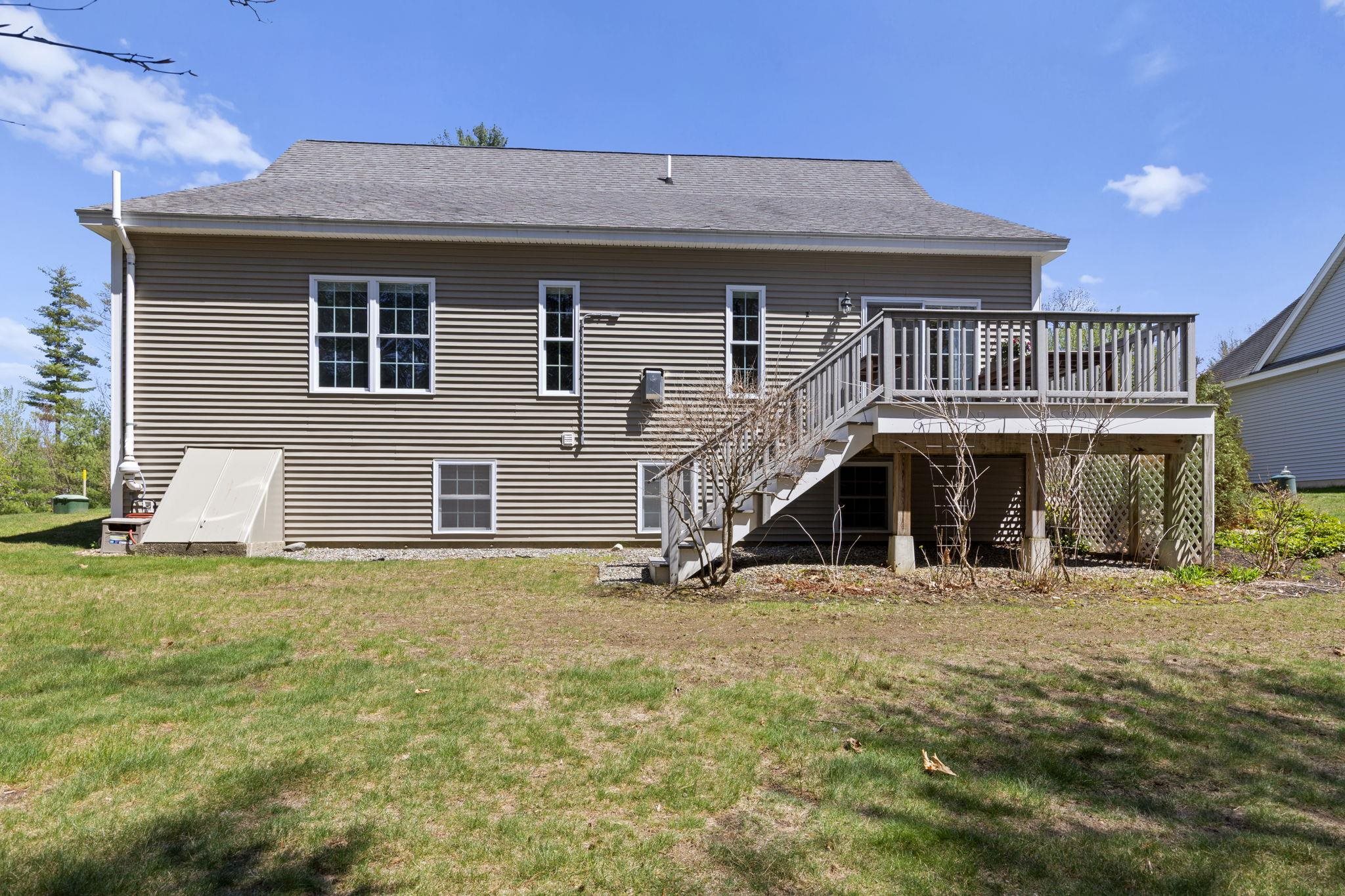 28 Green Vale Dr, Stratham, NH 03885