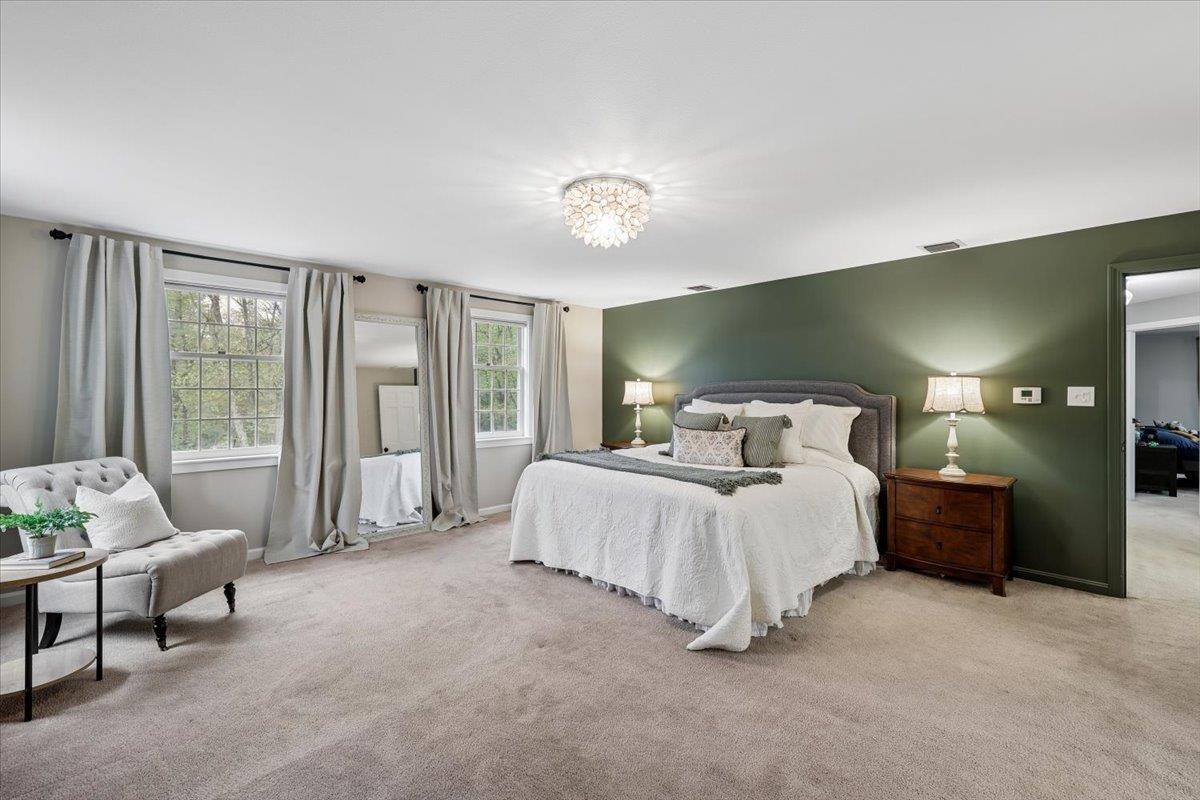 98 Hitching Post Ln, Bedford, NH 03110