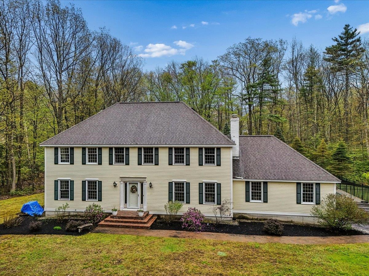 98 Hitching Post Ln, Bedford, NH 03110
