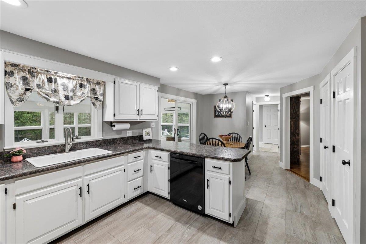 98 Hitching Post Ln, Bedford, NH 03110