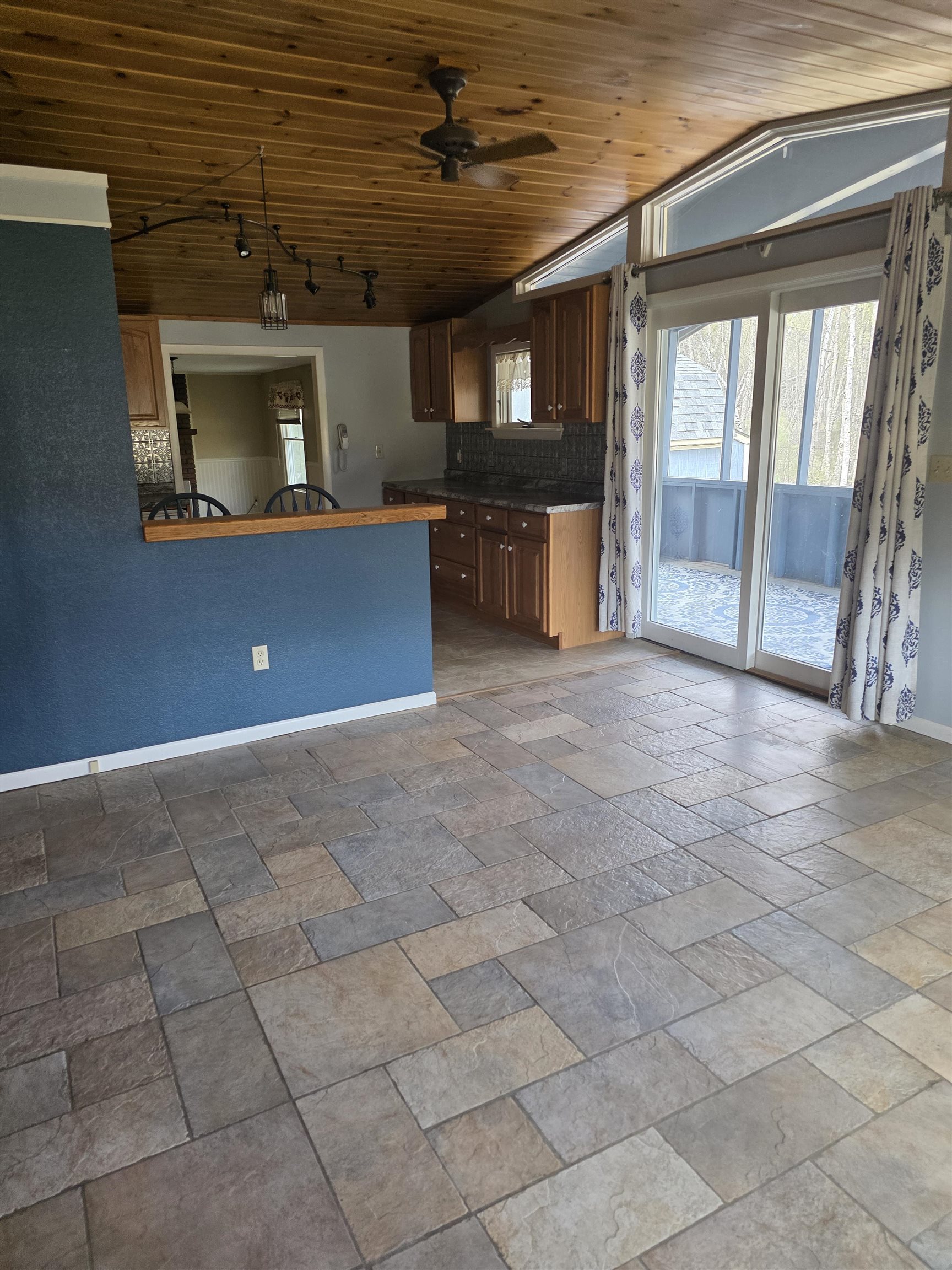 41 Franklin Pierce Dr, Webster, NH 03303