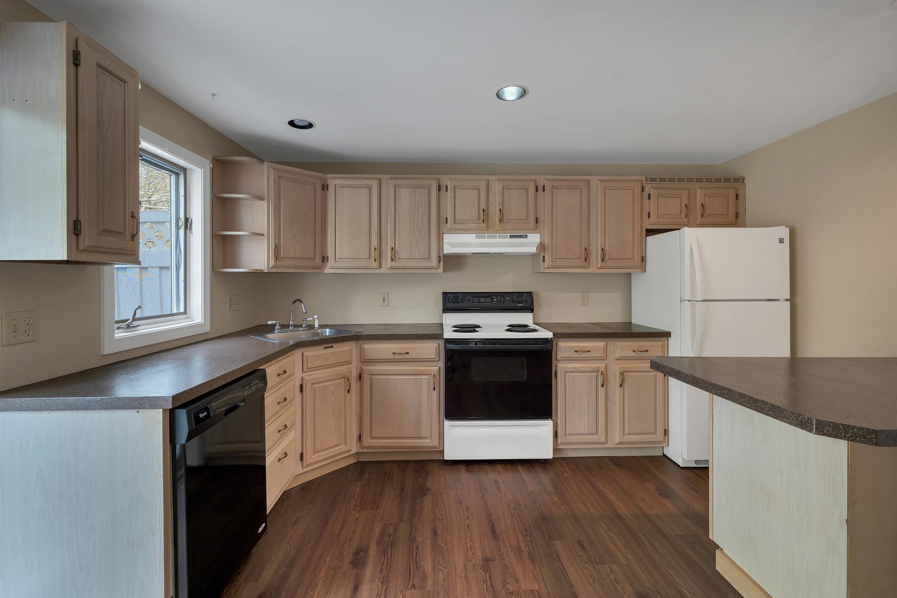 69 Birch Glen Dr, Bennington, NH 03442