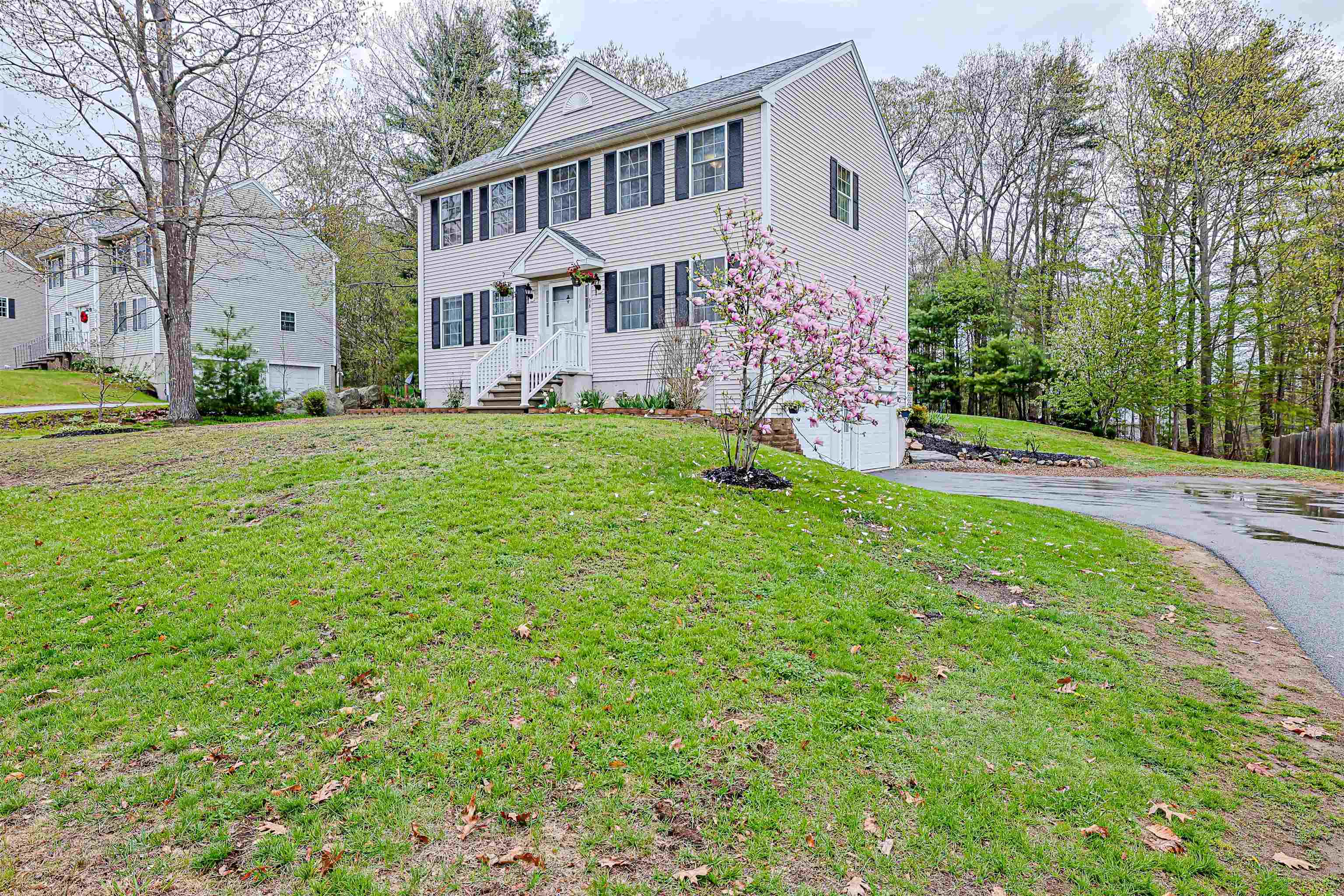 68 Waterford Dr, Sandown, NH 03873