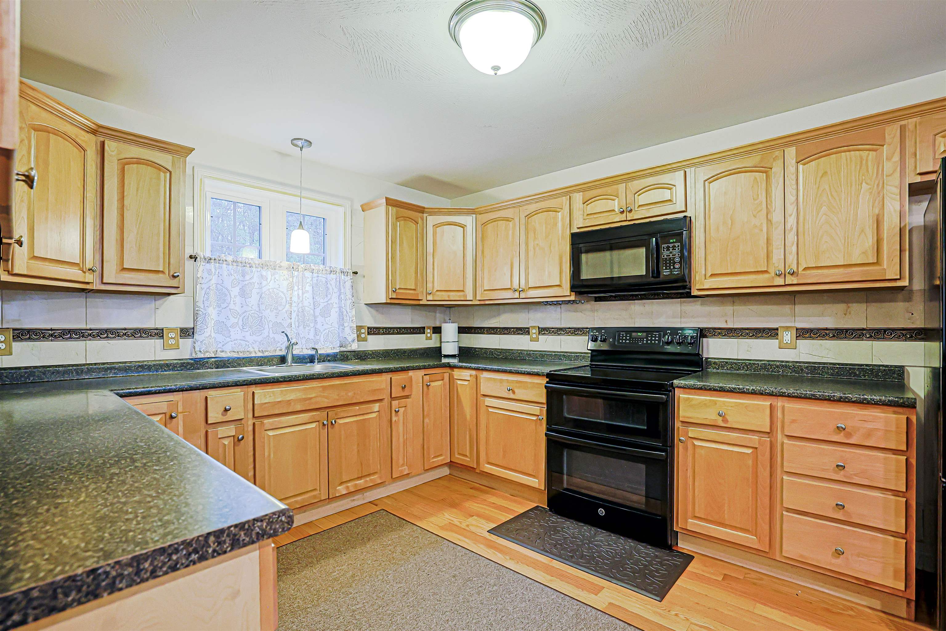 68 Waterford Dr, Sandown, NH 03873