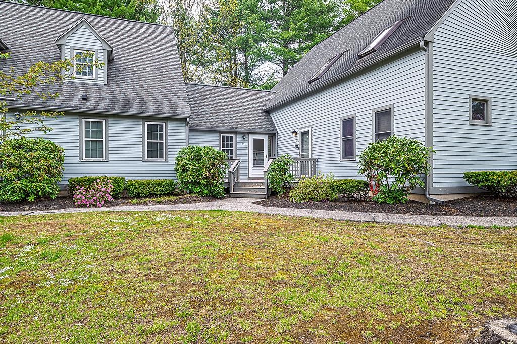 64 Glengarry Dr, Stratham, NH 03885