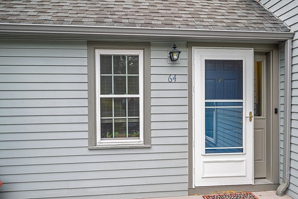 64 Glengarry Dr, Stratham, NH 03885