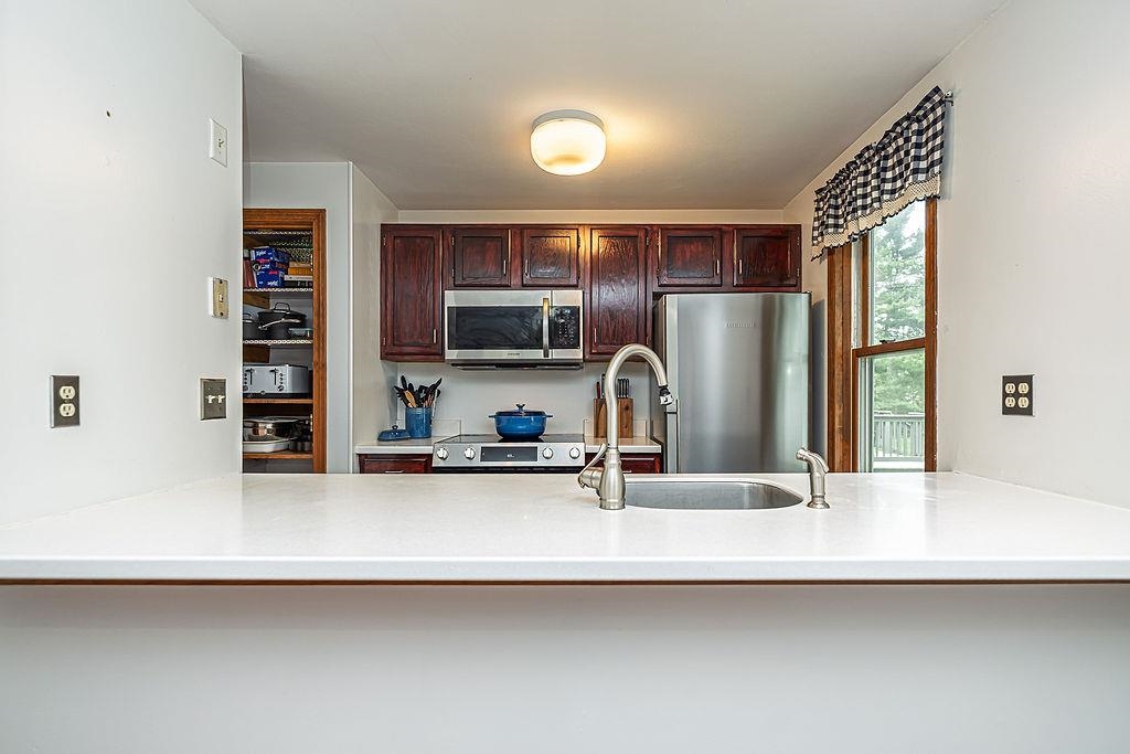 64 Glengarry Dr, Stratham, NH 03885