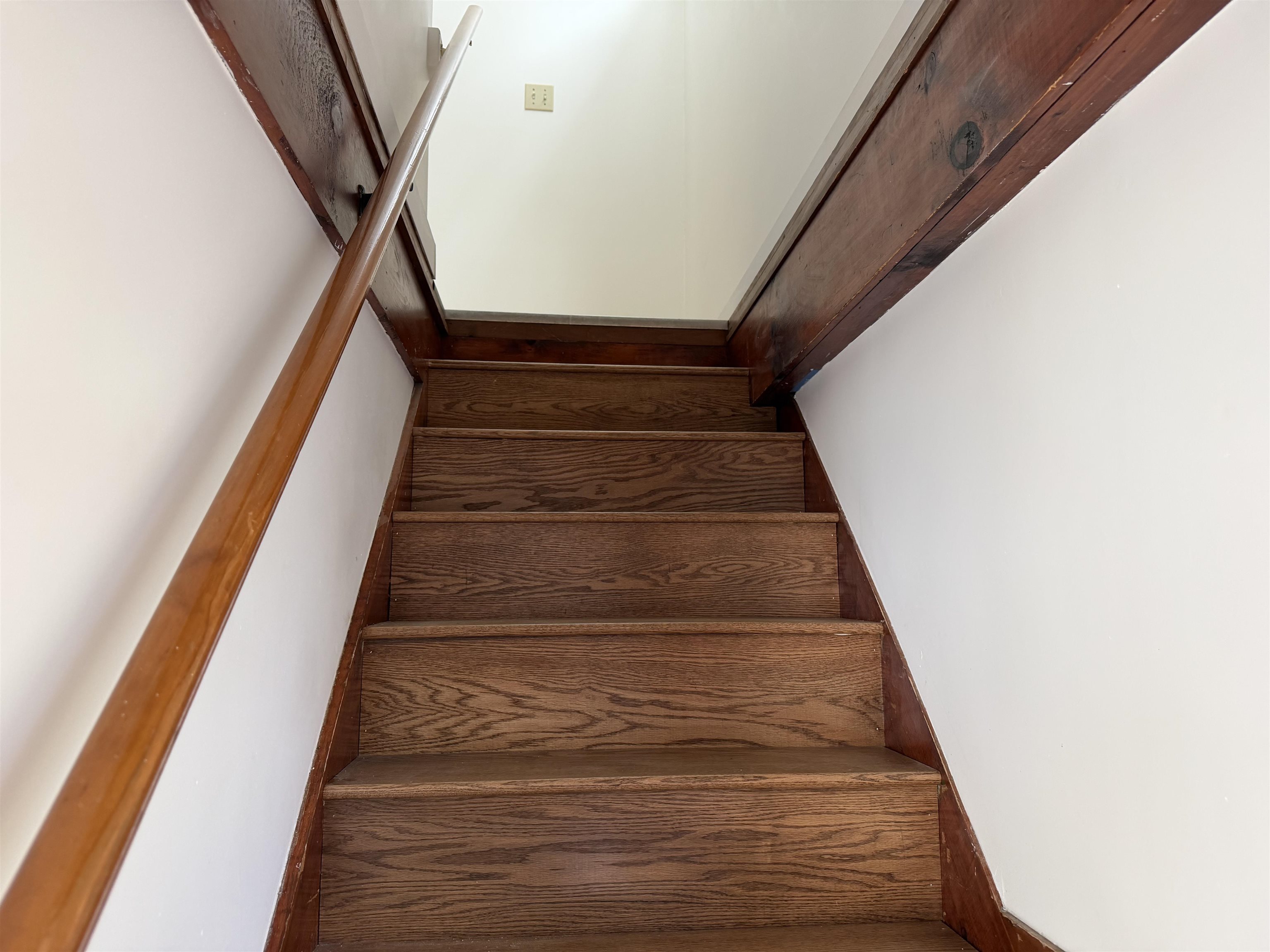 New oak stairway