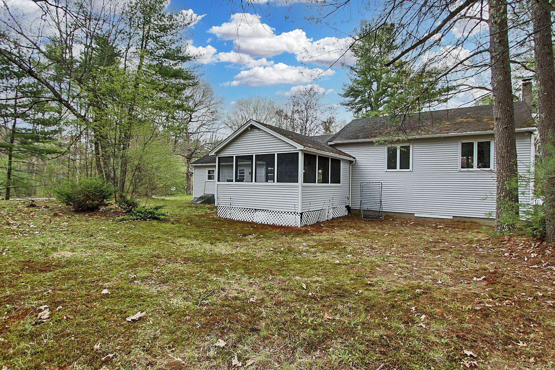 15 Lincoln St, Pelham, NH 03076