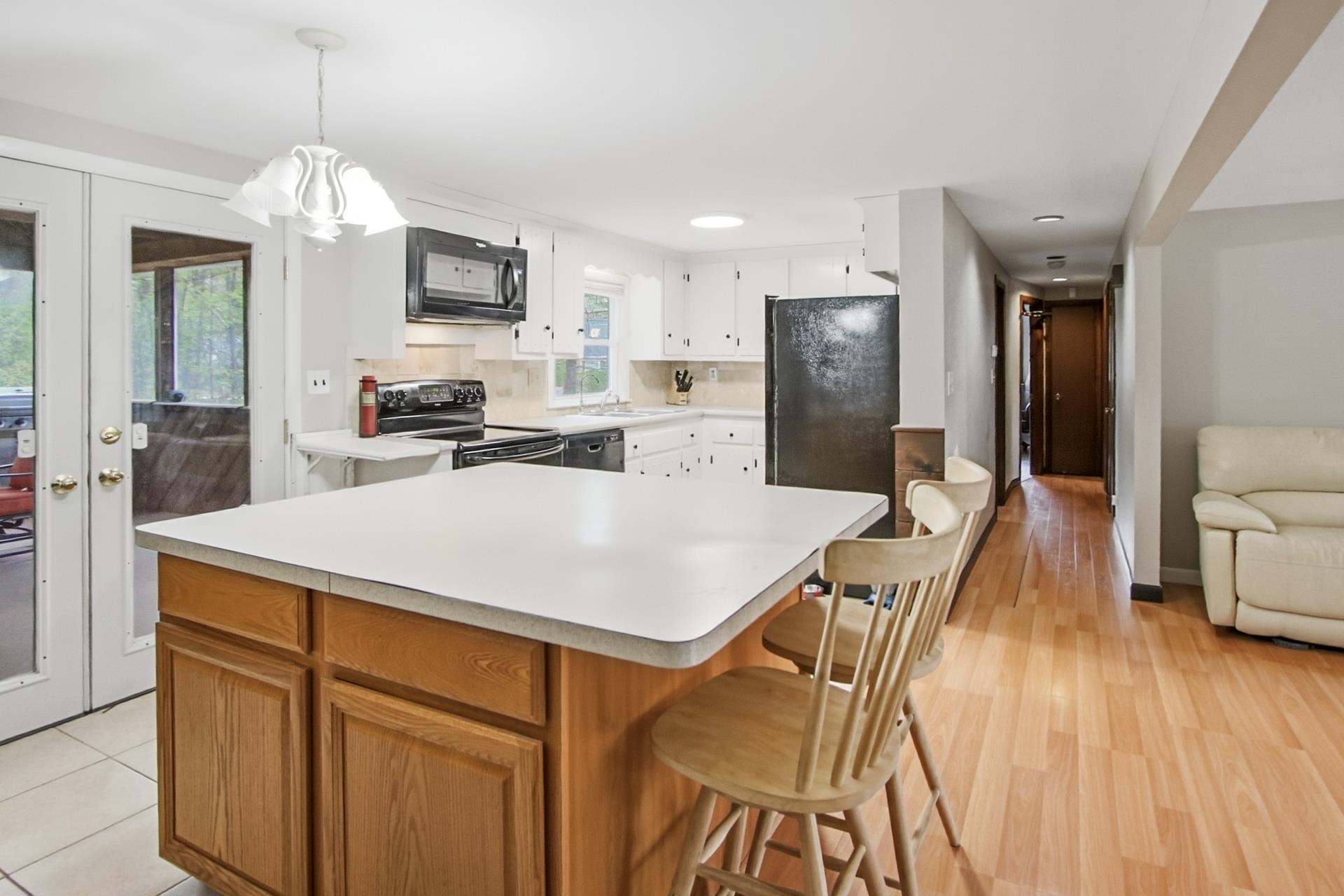 15 Lincoln St, Pelham, NH 03076