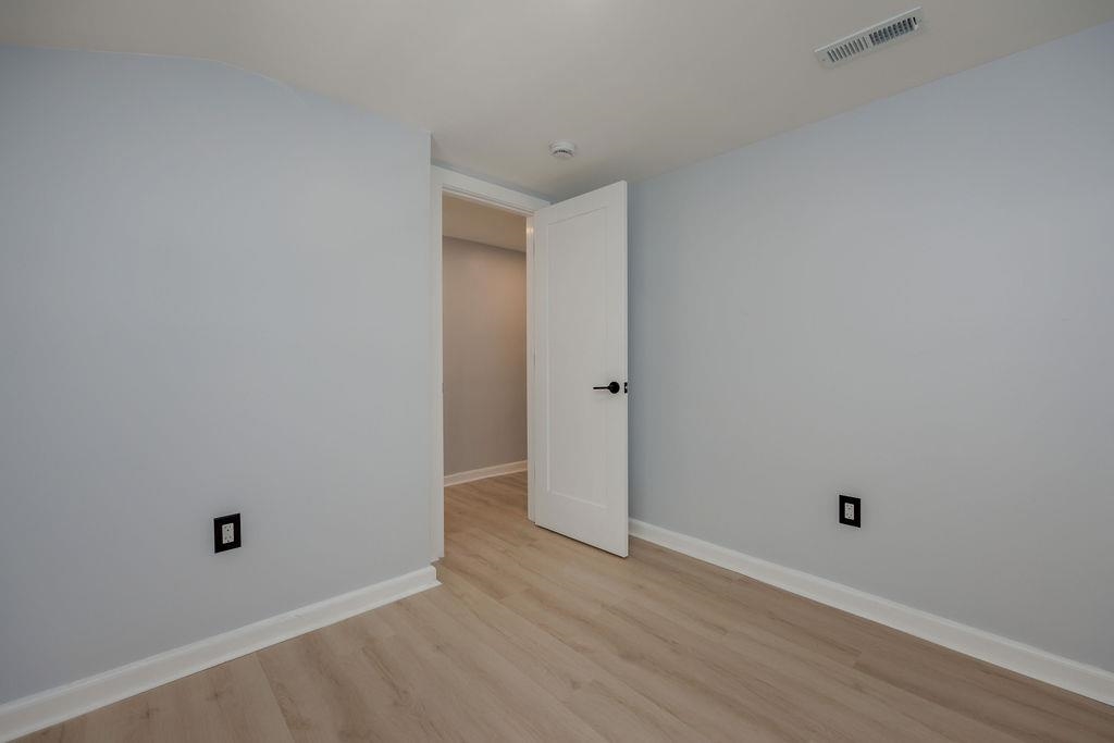 Fourth bedroom, second floor 25216051