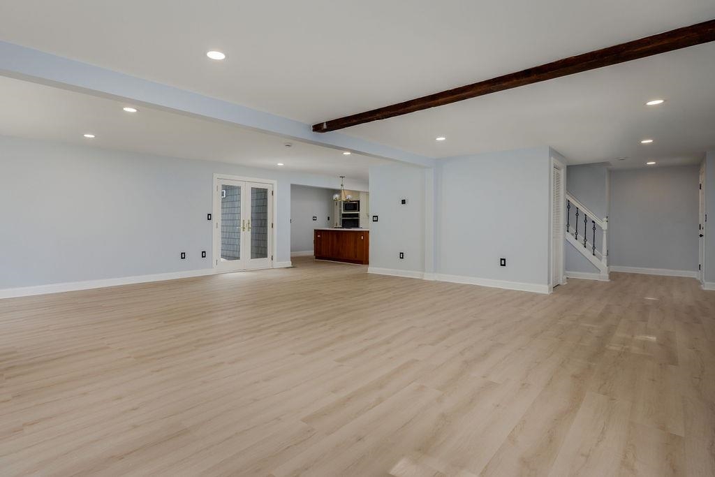 Spacious living/dining to kitchen 25216033